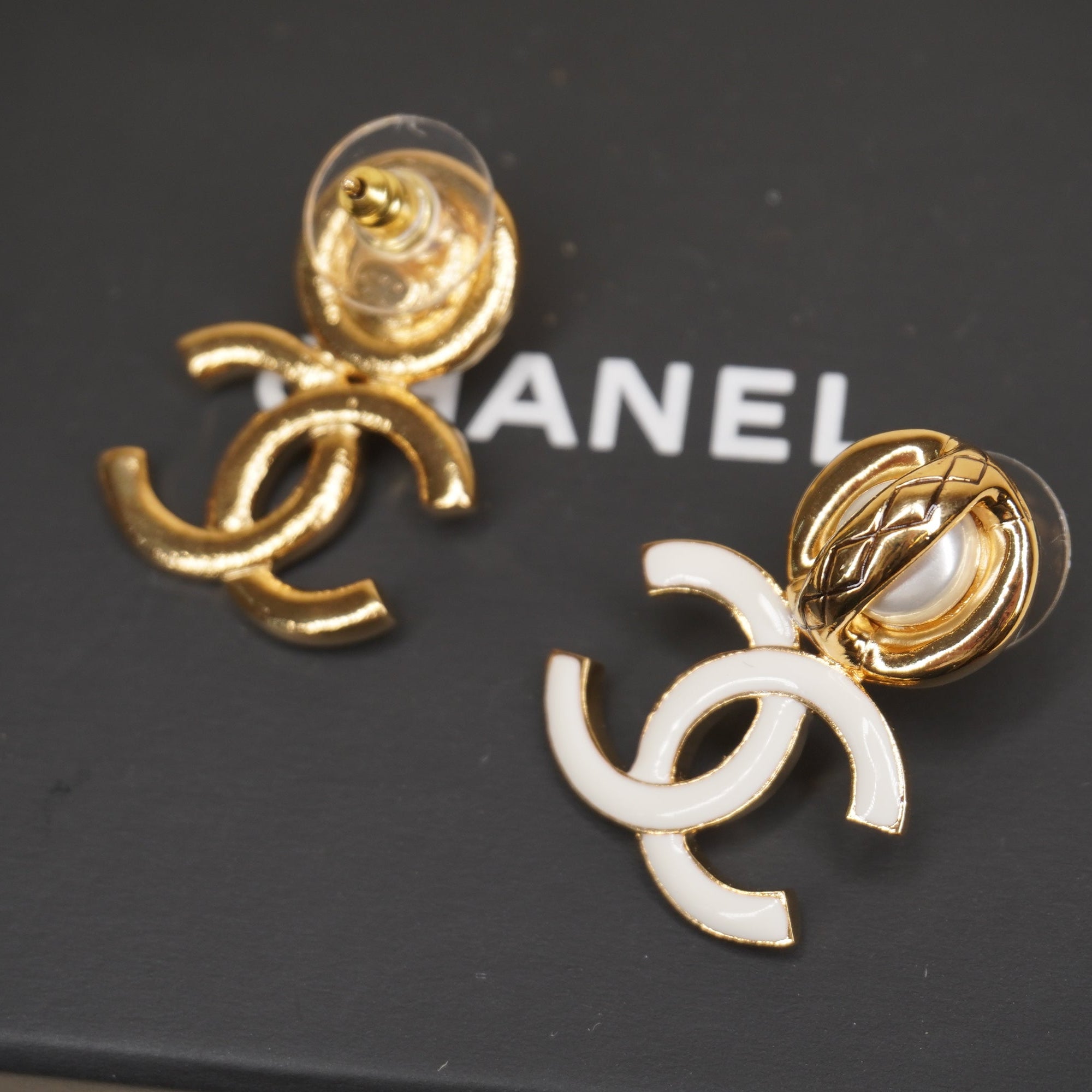 PRE-OWNED CC Earrings Chanel White in Gold Plated