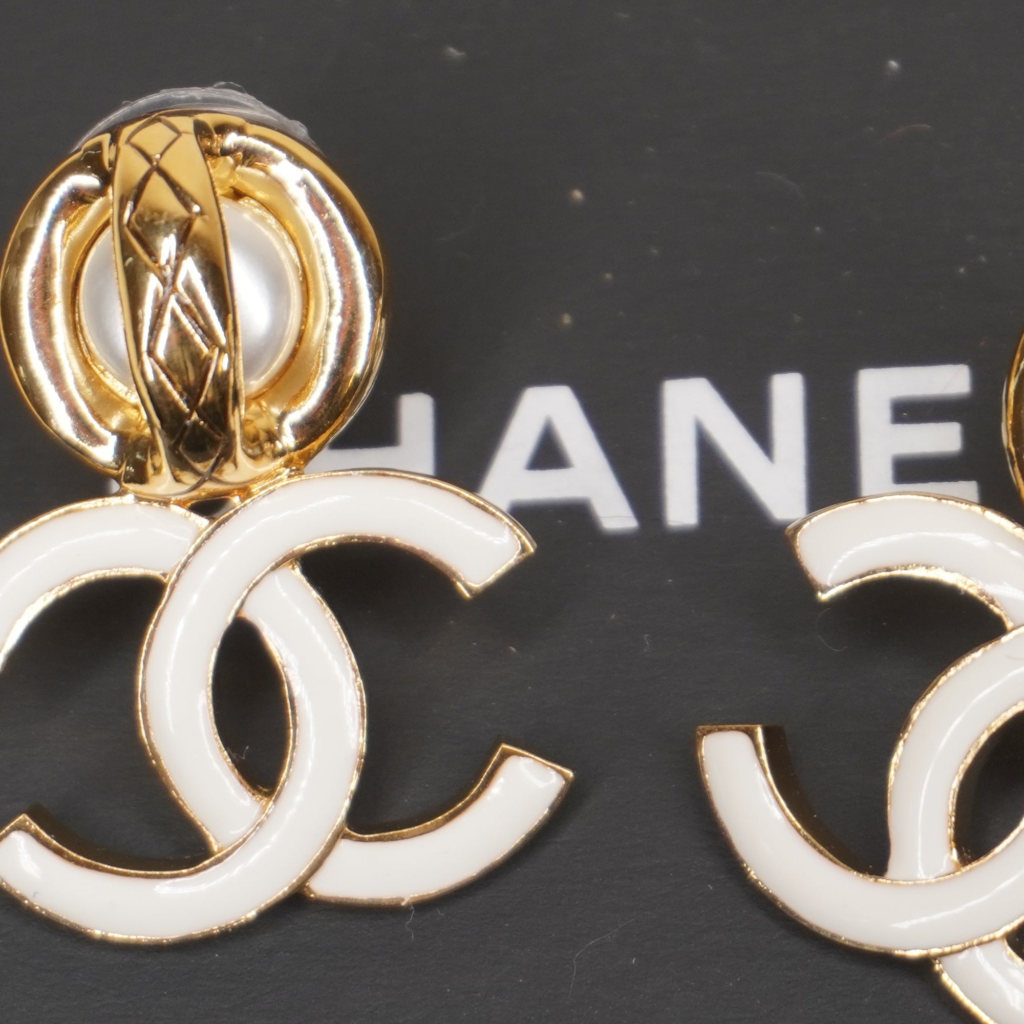 PRE-OWNED CC Earrings Chanel White in Gold Plated