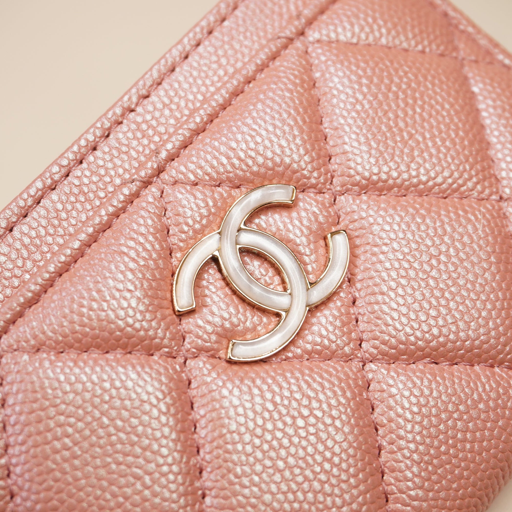 PRE-OWNED CC Iridescent Caviar Quilted Card Holder Ligth Pink