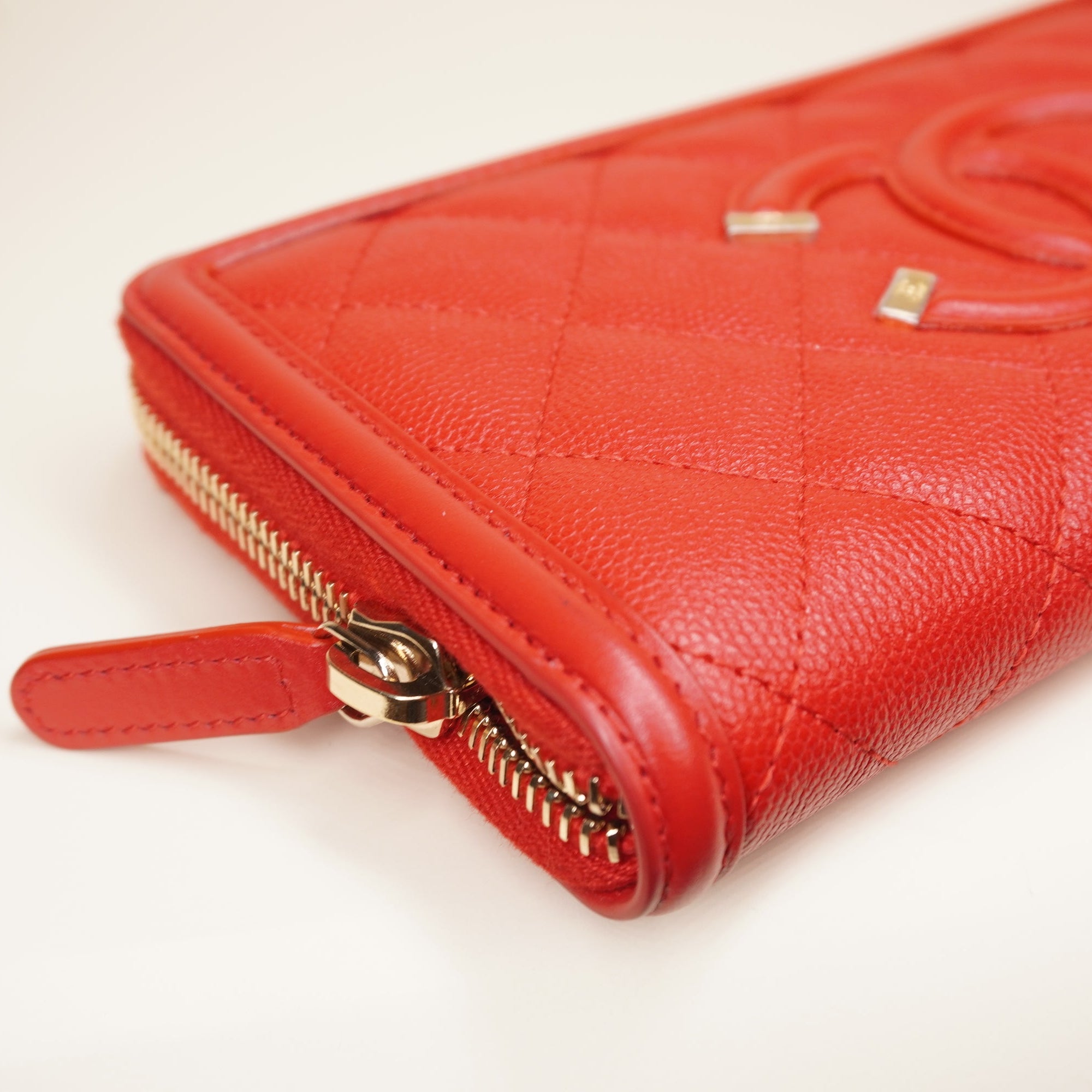 PRE-OWNED CC Caviar Quilted Filigree Zip Around Wallet Red