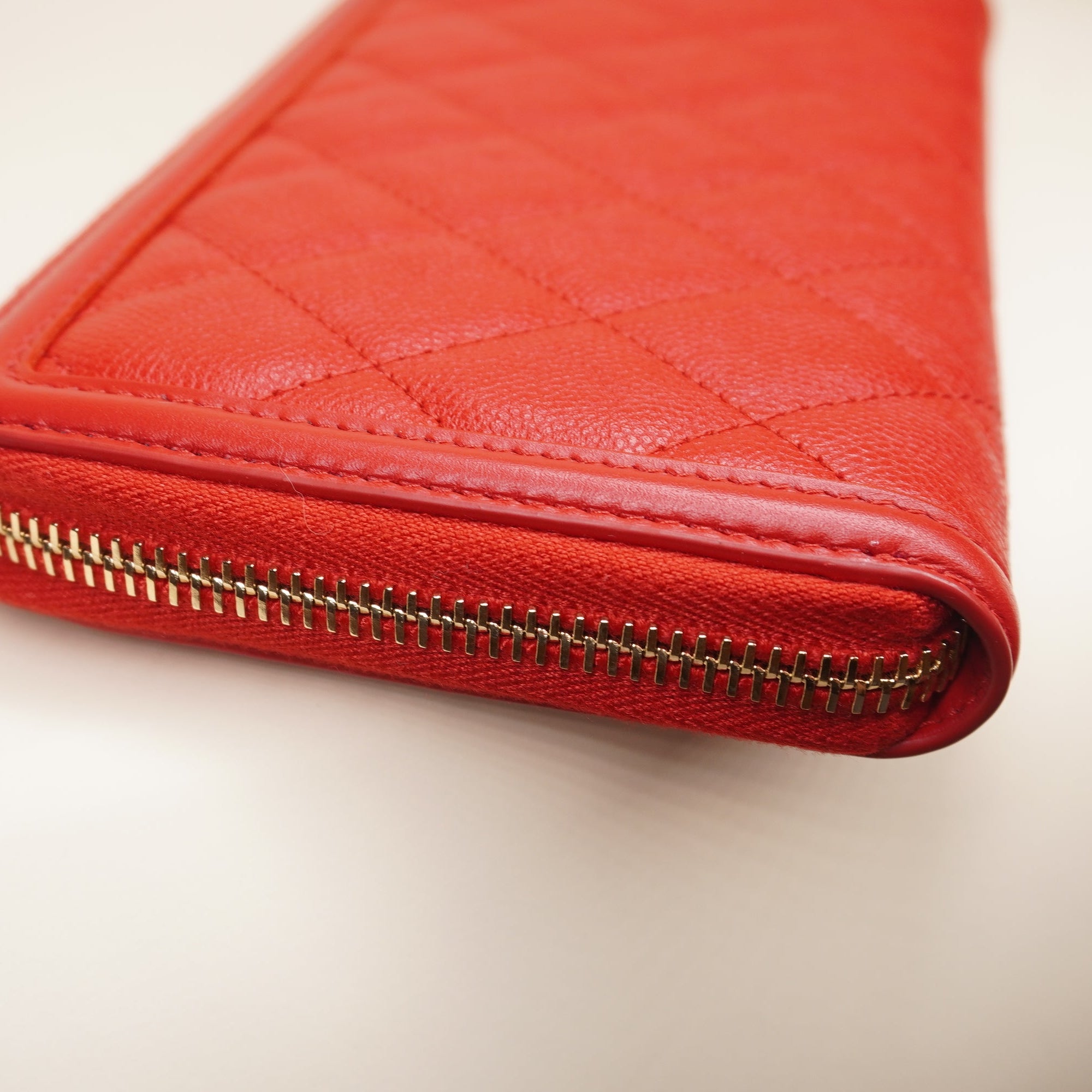 PRE-OWNED CC Caviar Quilted Filigree Zip Around Wallet Red