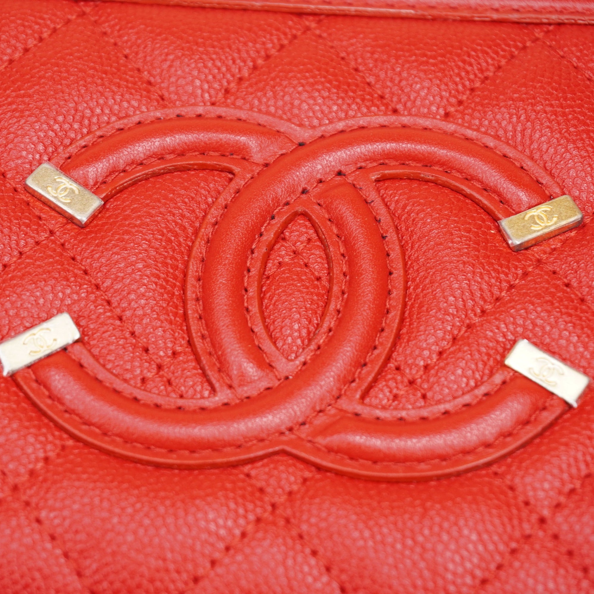 PRE-OWNED CC Caviar Quilted Filigree Zip Around Wallet Red