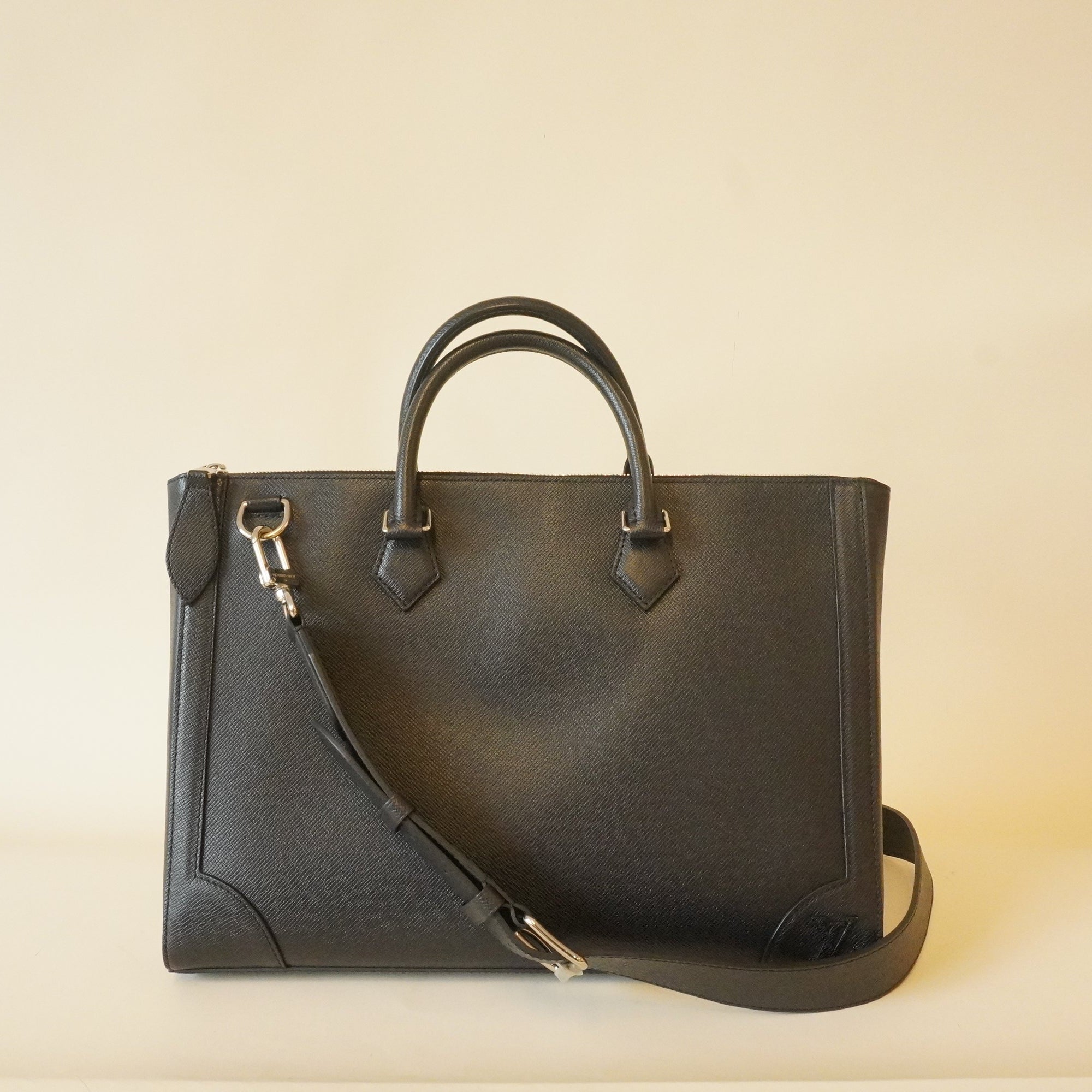 PRE-OWNED LV Slim Briefcase Noir Taiga Leather Business Bag