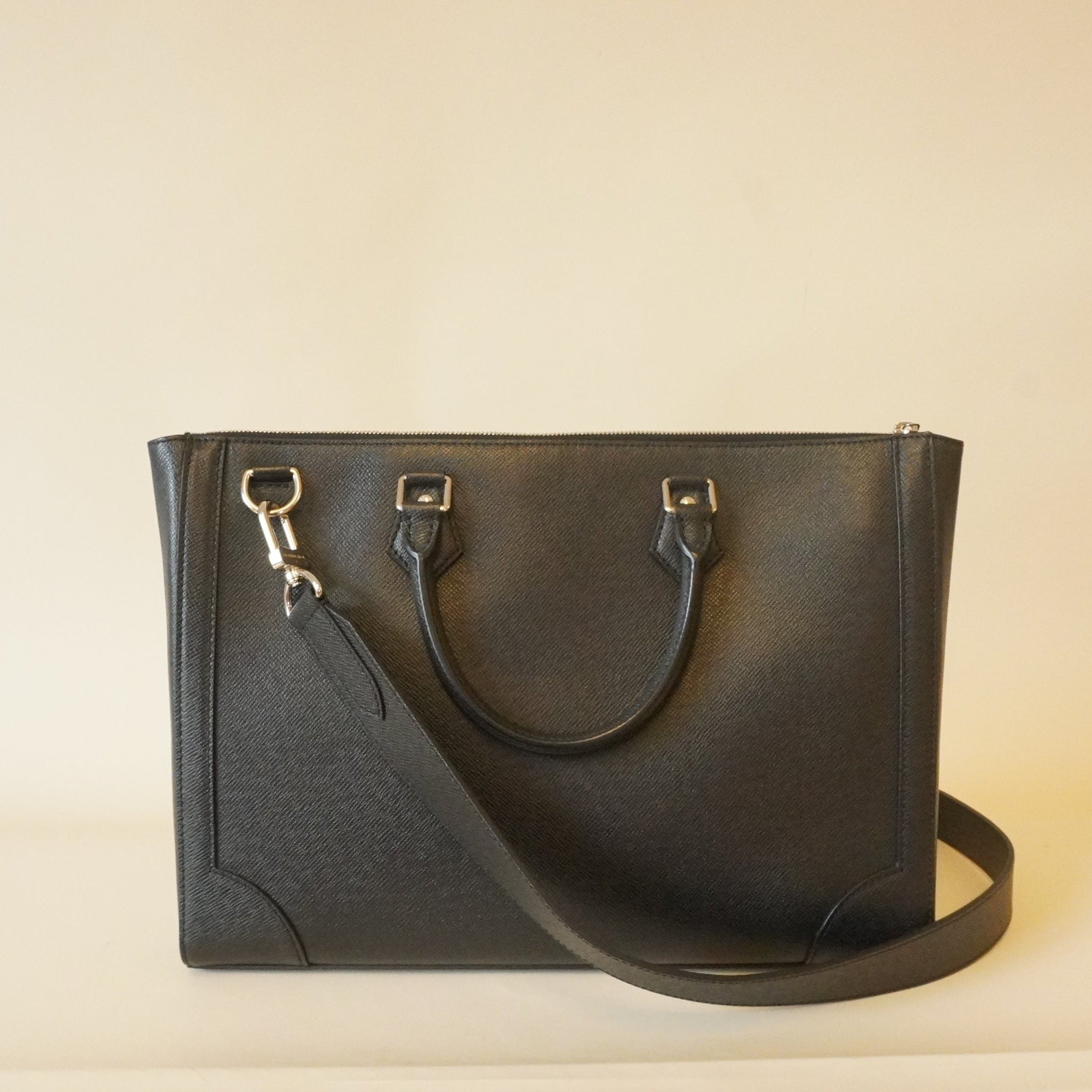 PRE-OWNED LV Slim Briefcase Noir Taiga Leather Business Bag