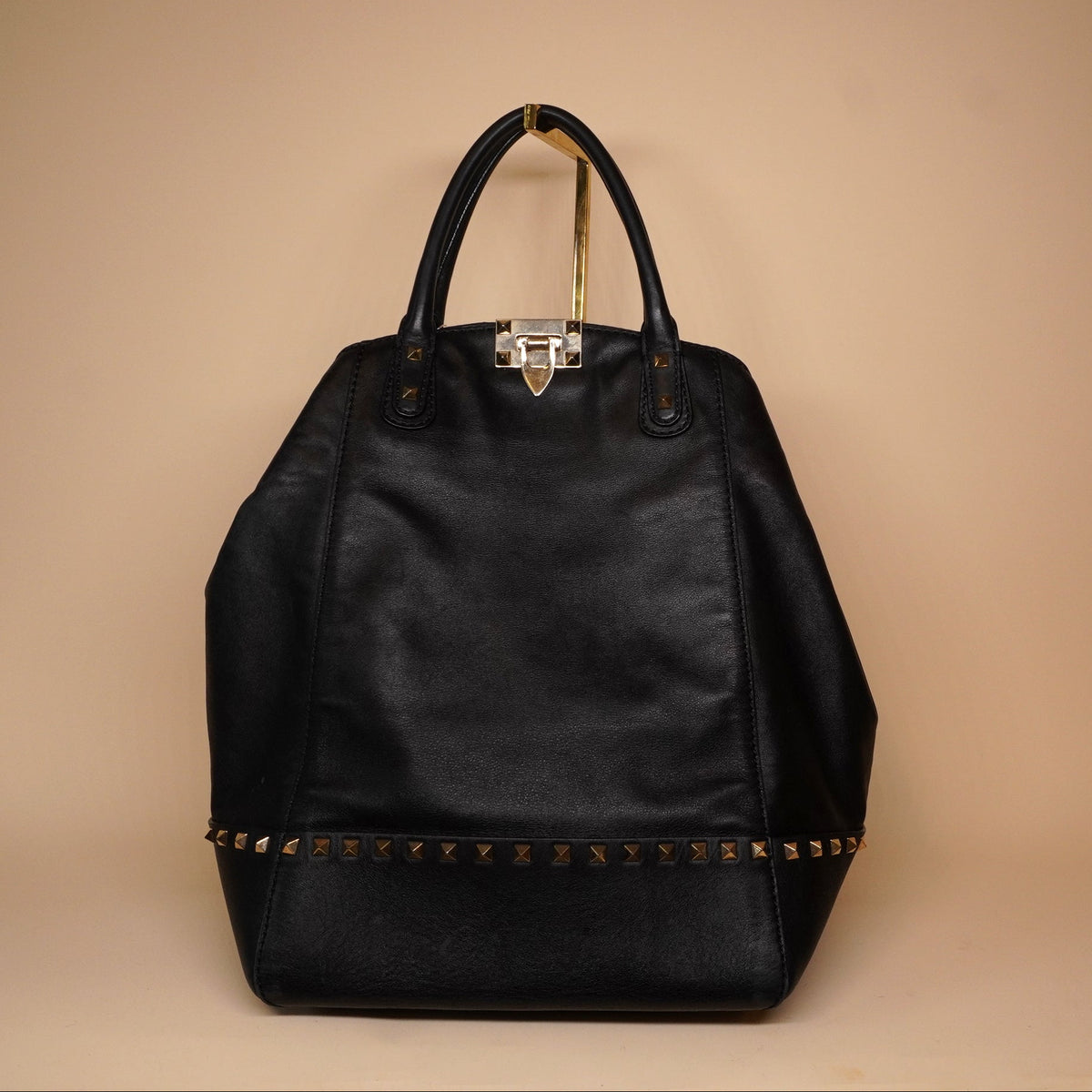 PRE-OWNED Black Leather Rockstud New Dome Bucket Tote Bag