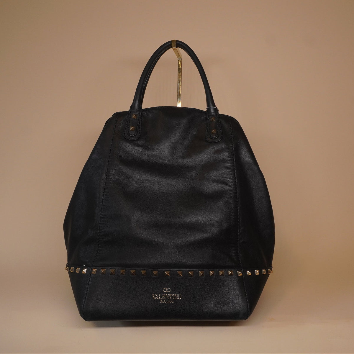 PRE-OWNED Black Leather Rockstud New Dome Bucket Tote Bag