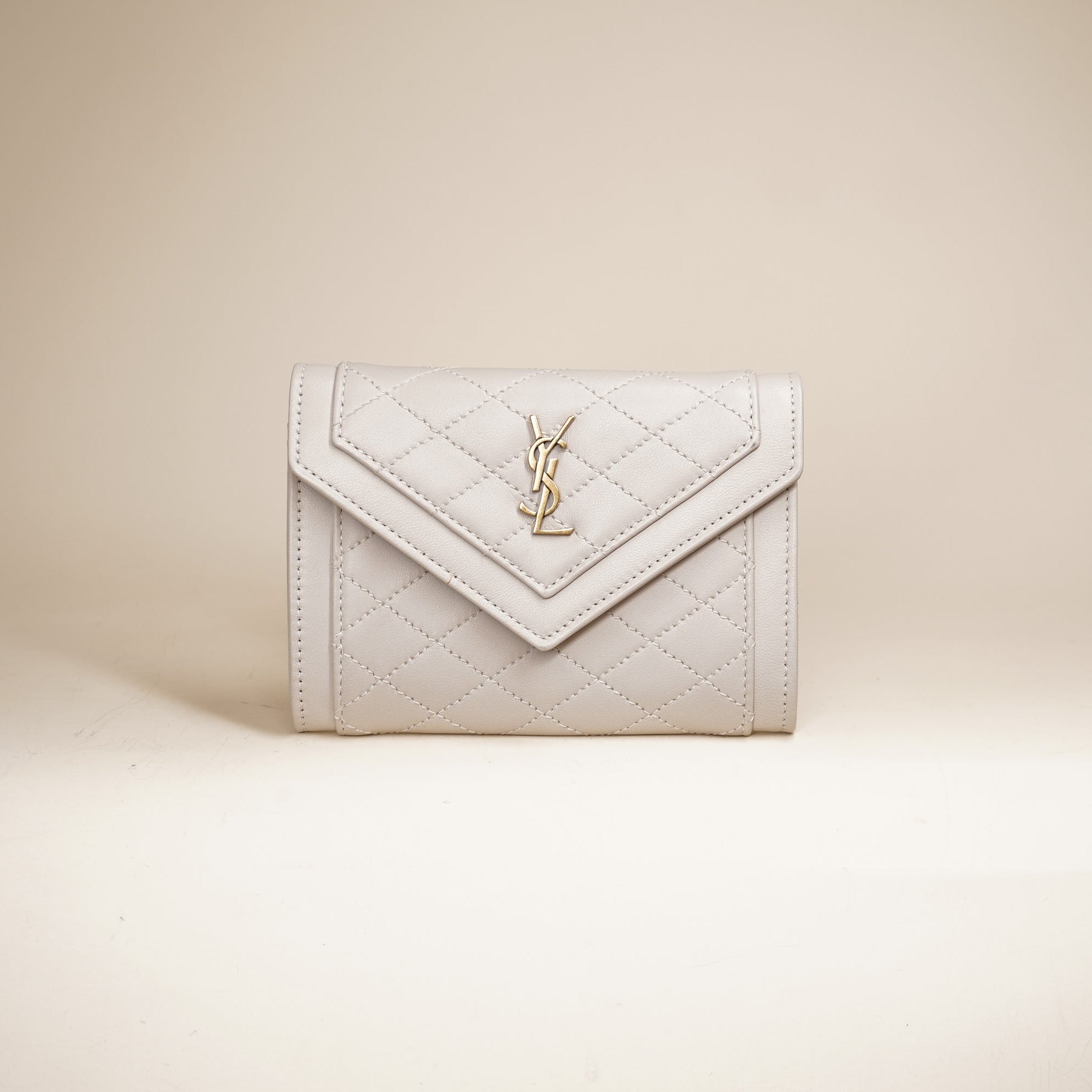 PRE-OWNED Cream Quilted Leather Gaby Compact Card Case WalletPRE-OWNED Cream Quilted Leather Gaby Compact Card Case Wallet