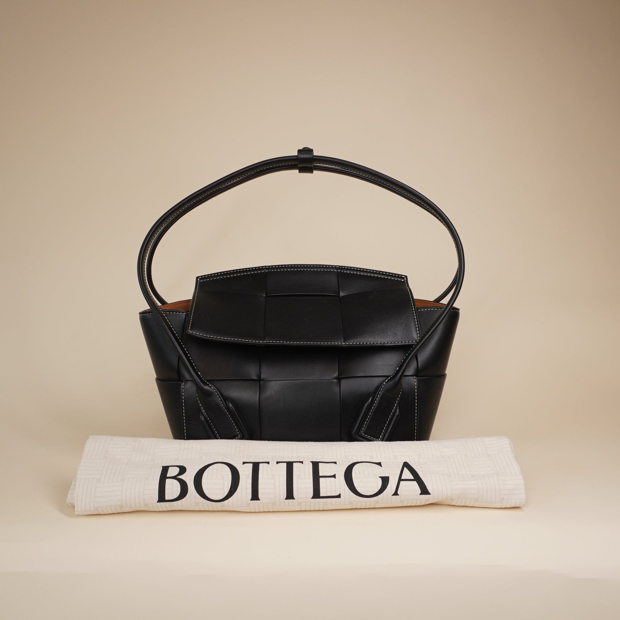 PRE-OWNED Arco 33 Grainy Leather Black Shoulder Bag