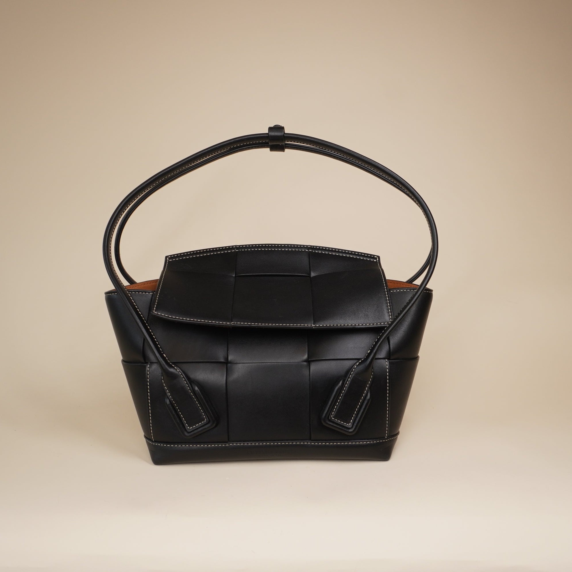 PRE-OWNED Arco 33 Grainy Leather Black Shoulder Bag