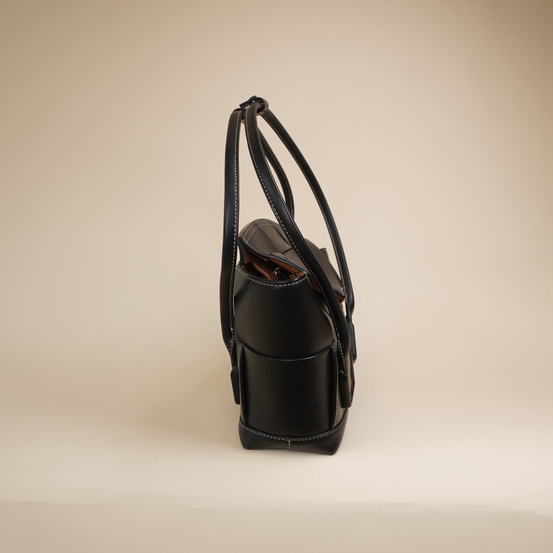 PRE-OWNED Arco 33 Grainy Leather Black Shoulder Bag