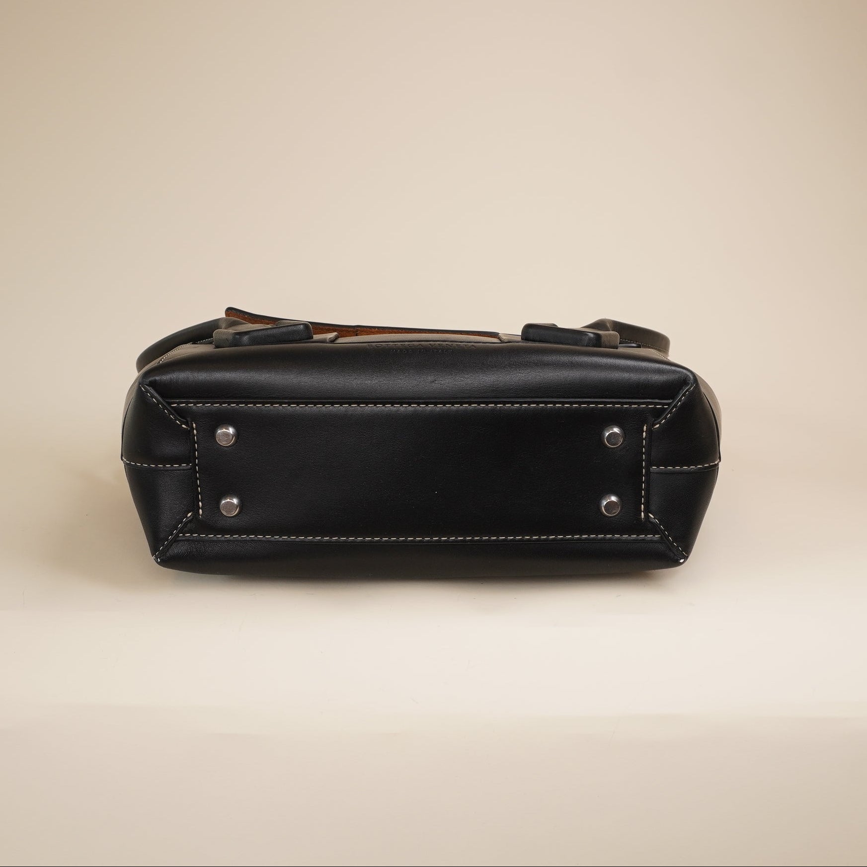 PRE-OWNED Arco 33 Grainy Leather Black Shoulder Bag