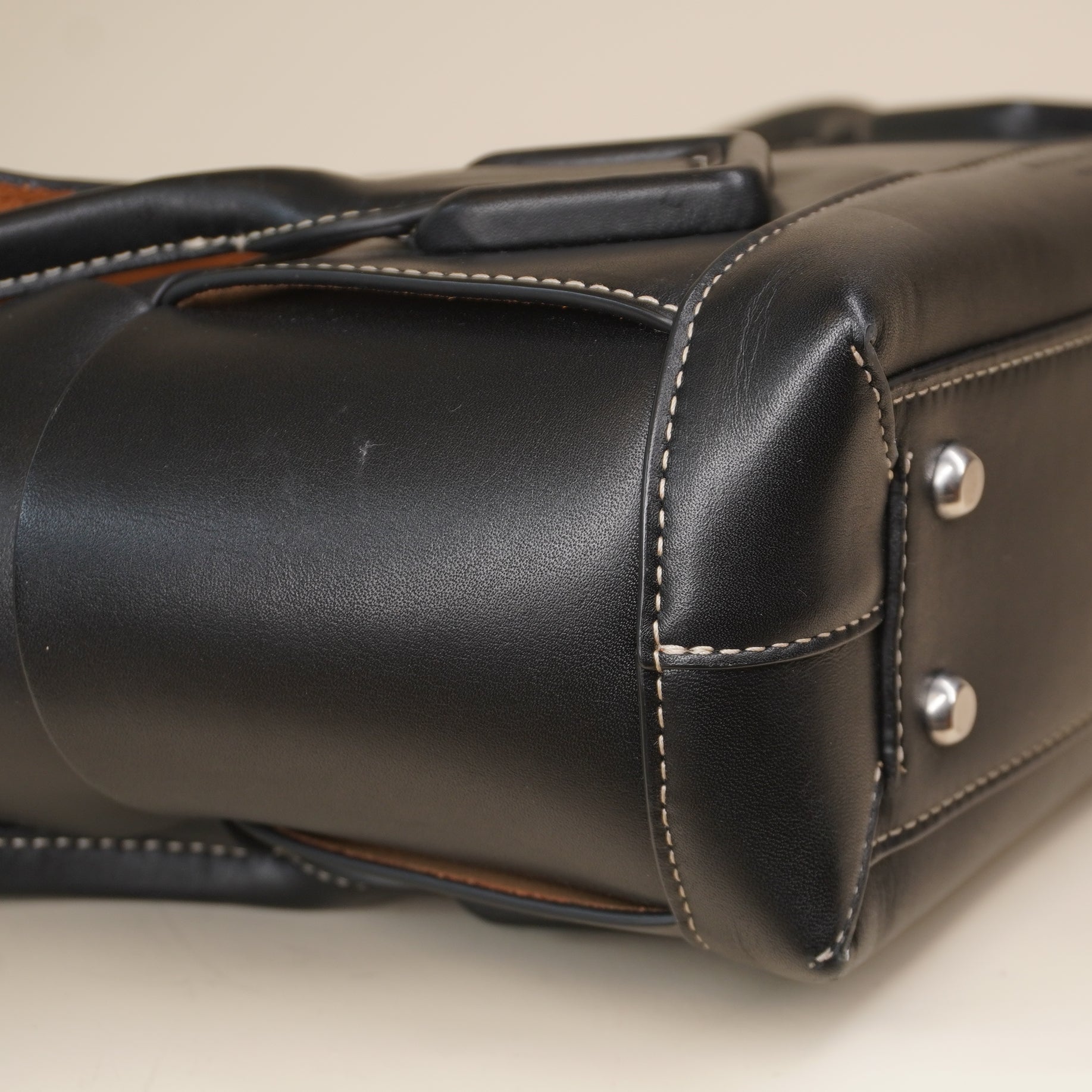 PRE-OWNED Arco 33 Grainy Leather Black Shoulder Bag