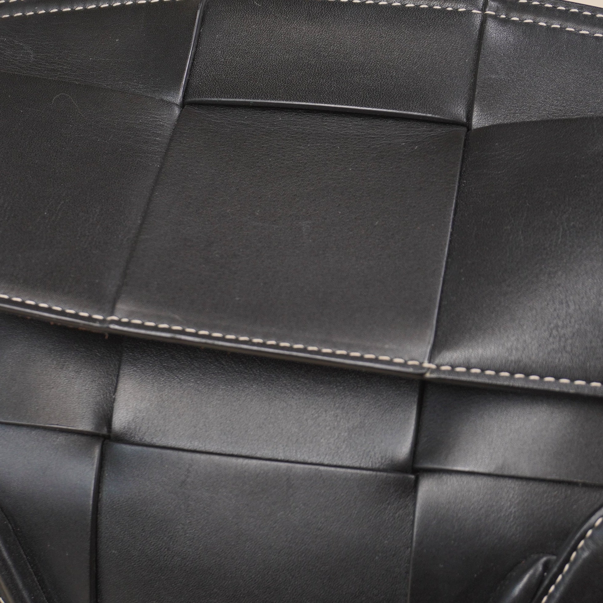 PRE-OWNED Arco 33 Grainy Leather Black Shoulder Bag
