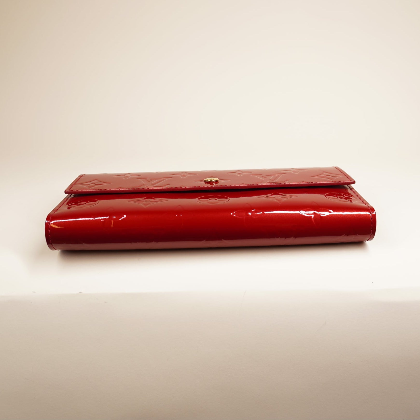 PRE-OWNED LV Vernis Sarah Wallet Pomme D'Amour Red