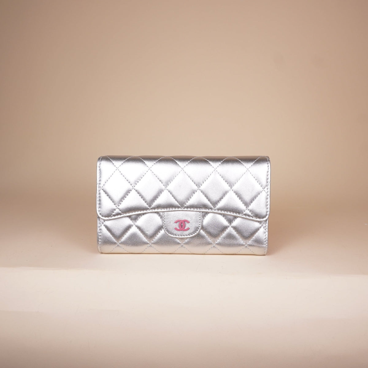 PRE-OWNED CC Metallic Silver Quilted Leather Classic Flap Wallet with Pink CC Logo