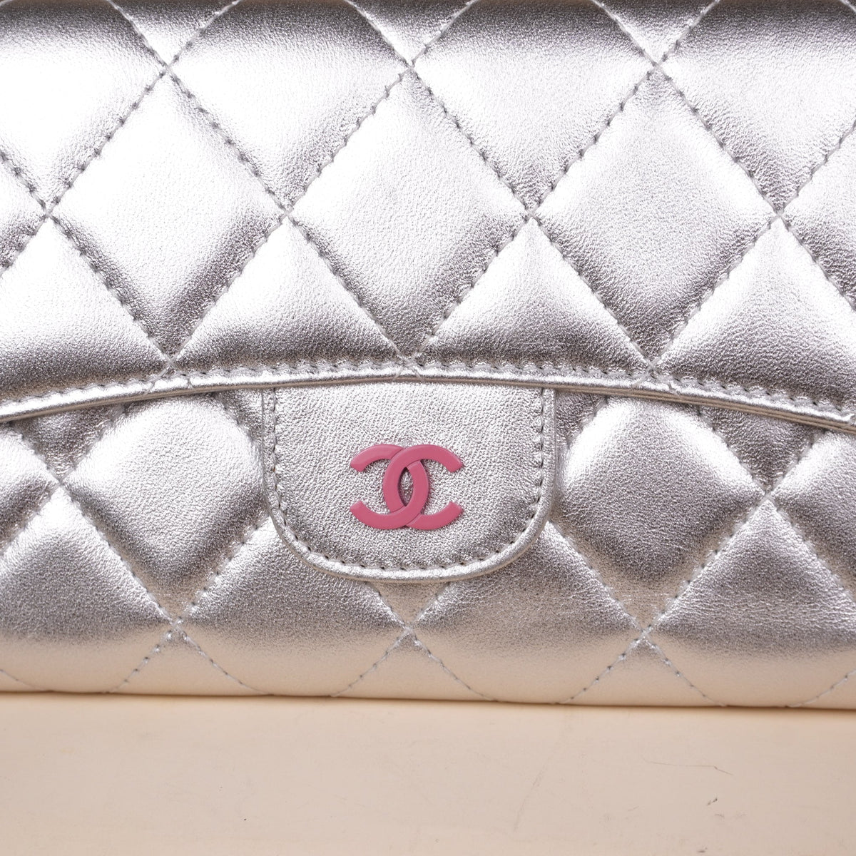 PRE-OWNED CC Metallic Silver Quilted Leather Classic Flap Wallet with Pink CC Logo