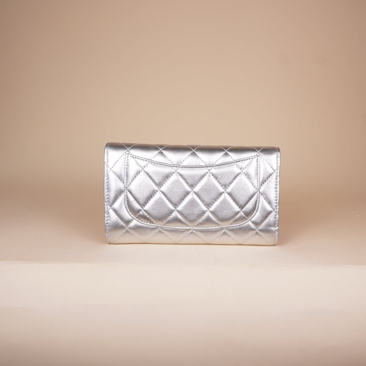 PRE-OWNED CC Metallic Silver Quilted Leather Classic Flap Wallet with Pink CC Logo