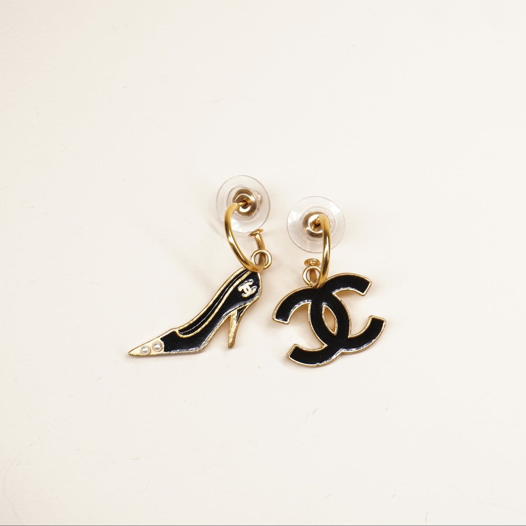 PRE-OWNED CC Coco Mark Pumps Motif Earrings Black and Gold