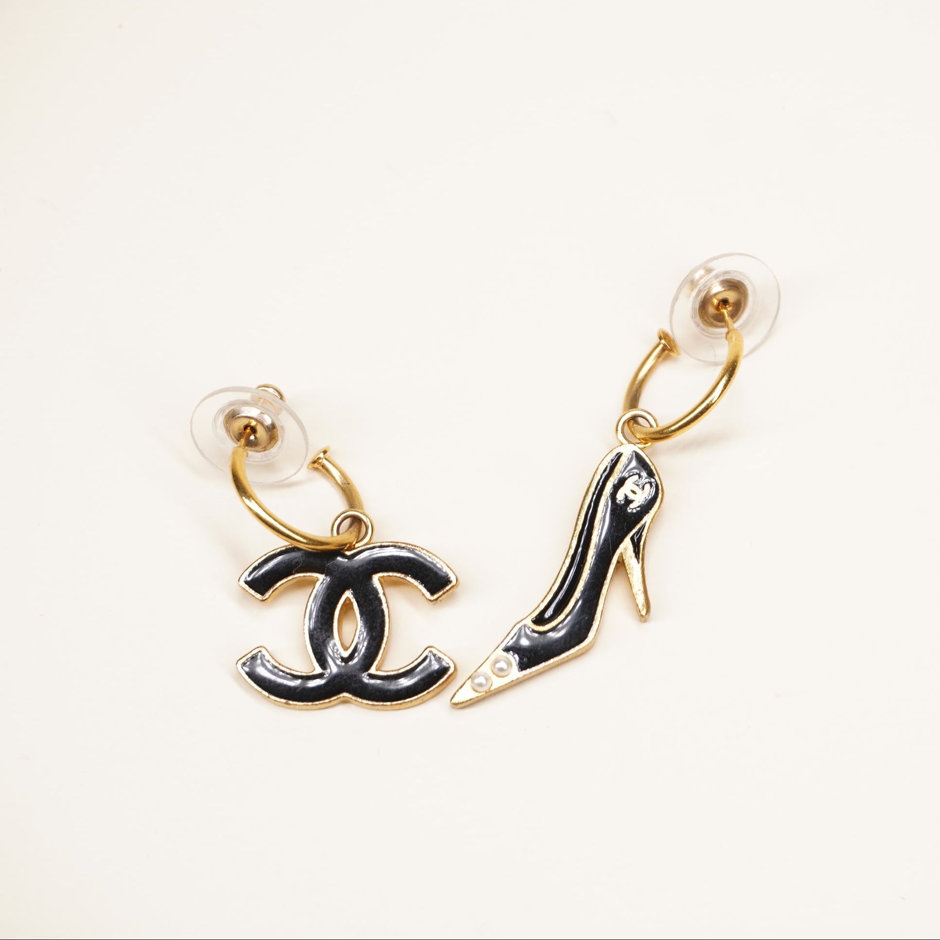 PRE-OWNED CC Coco Mark Pumps Motif Earrings Black and Gold