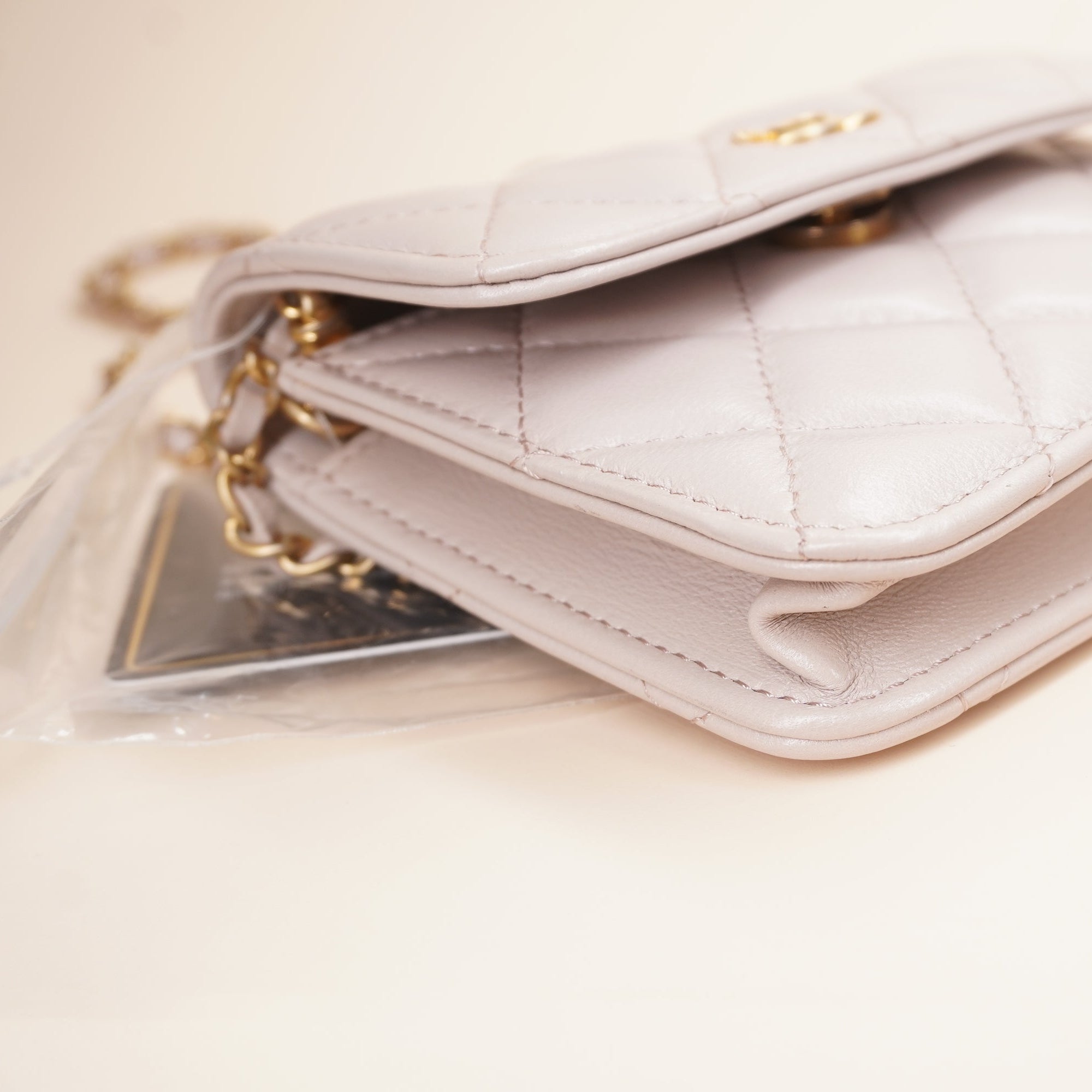 CC Lambskin Quilted Pearl Crush Clutch With Chain Light Purple