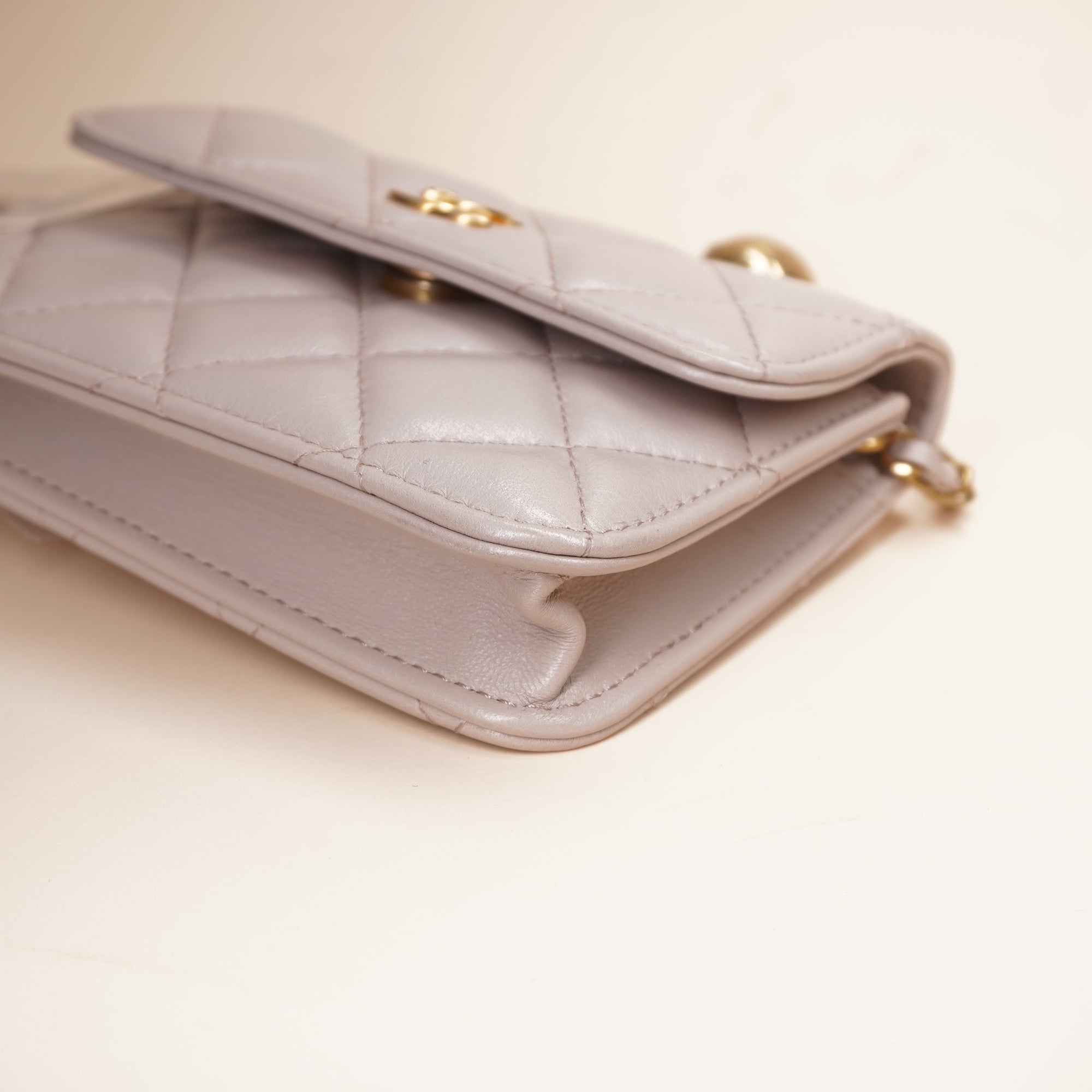 CC Lambskin Quilted Pearl Crush Clutch With Chain Light Purple