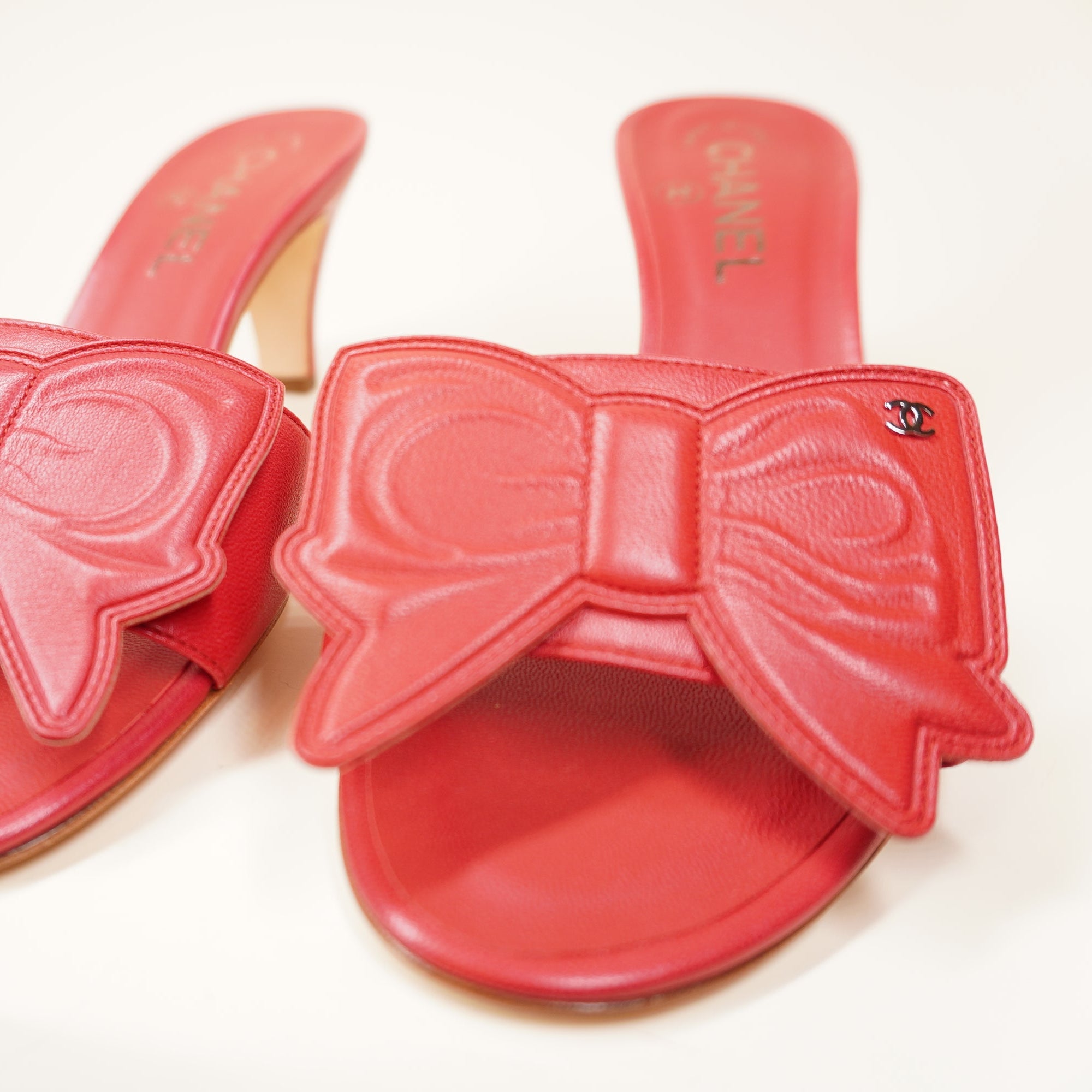 PRE-OWNED CC Pink Leather Open Toe Bow Heeled Sandals 