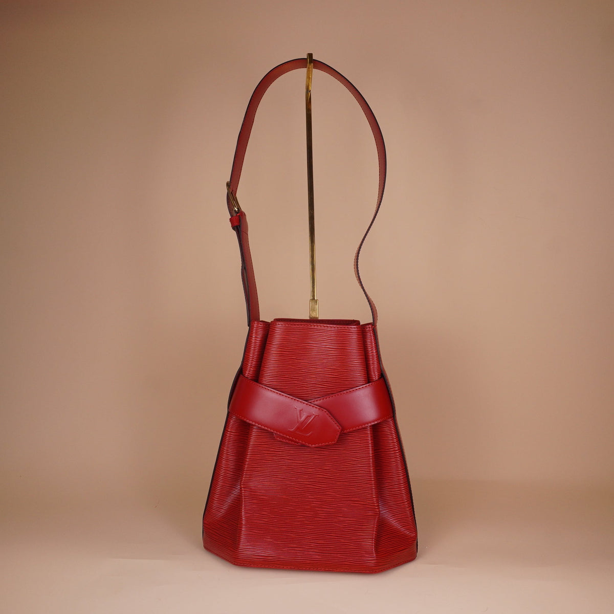 PRE-OWNED LV Epi Sac D'epaule Castillan Red