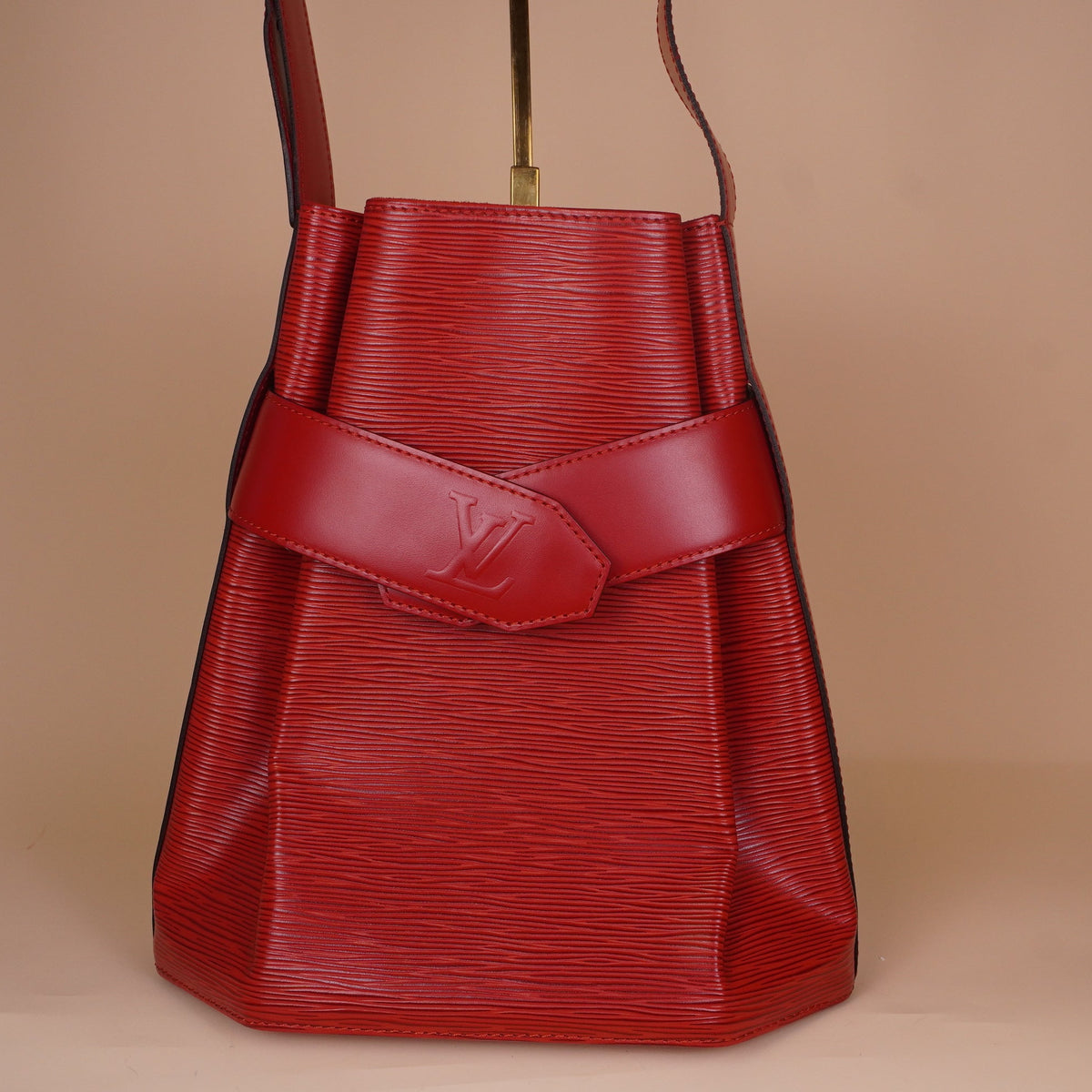 PRE-OWNED LV Epi Sac D'epaule Castillan Red