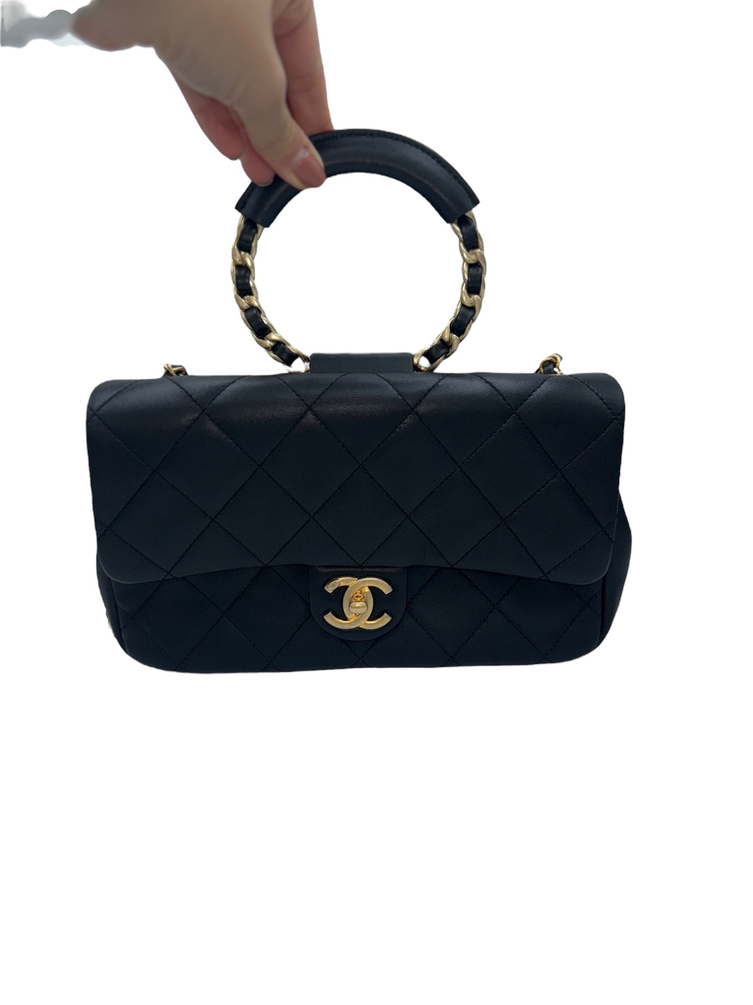 Bolso bandolera CC Matrasse de piel de cordero negra con asa superior USADO