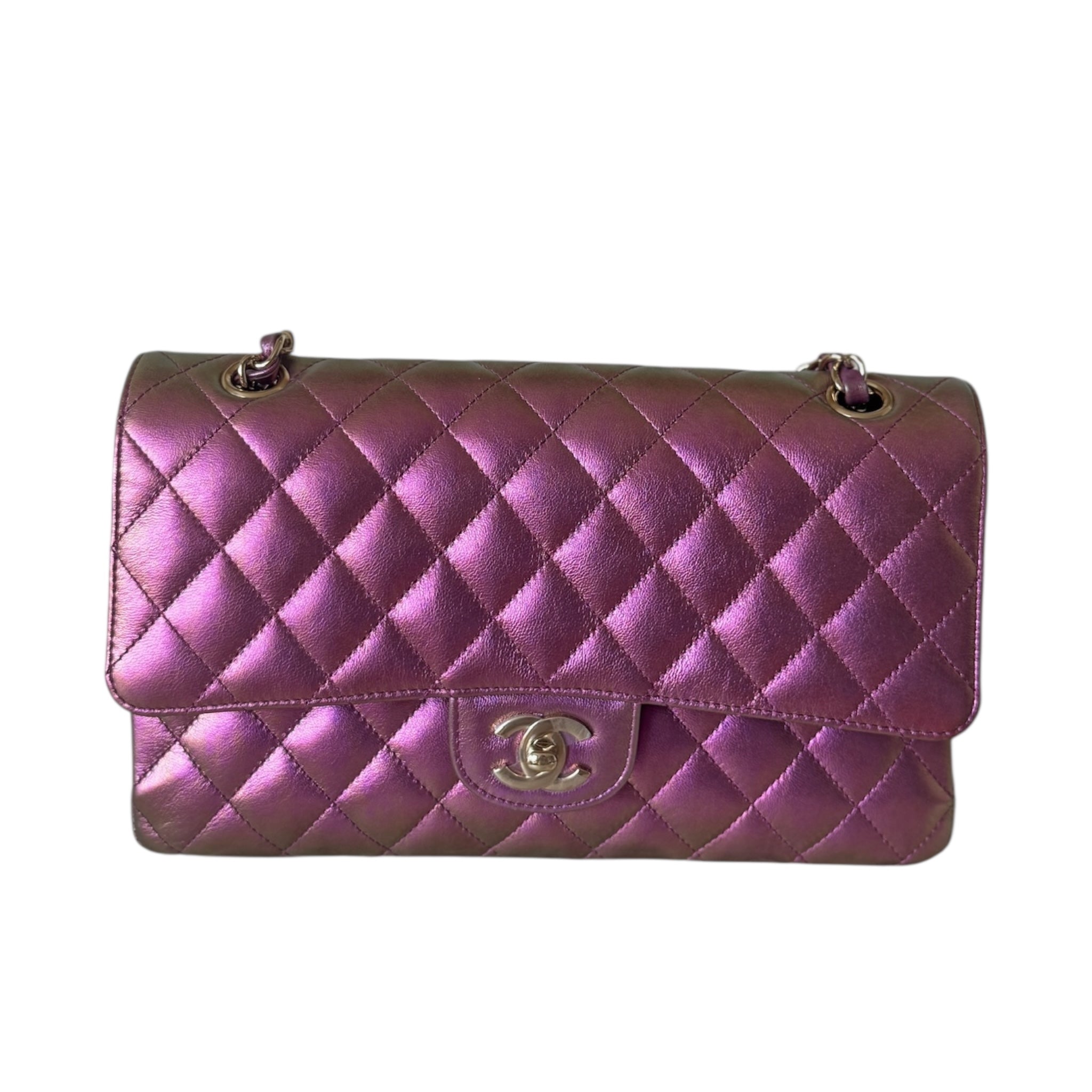 Bolso de hombro mediano CC Classic con doble solapa y acolchado de piel de cordero iridiscente de segunda mano