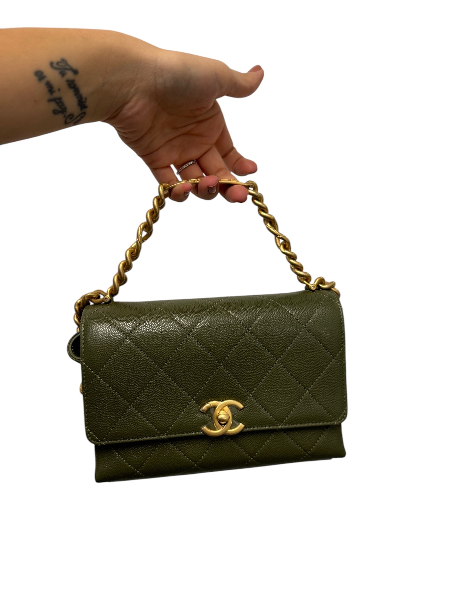 Bolso con solapa y cadena en forma de minipulsera con caviar acolchado verde CC USADO