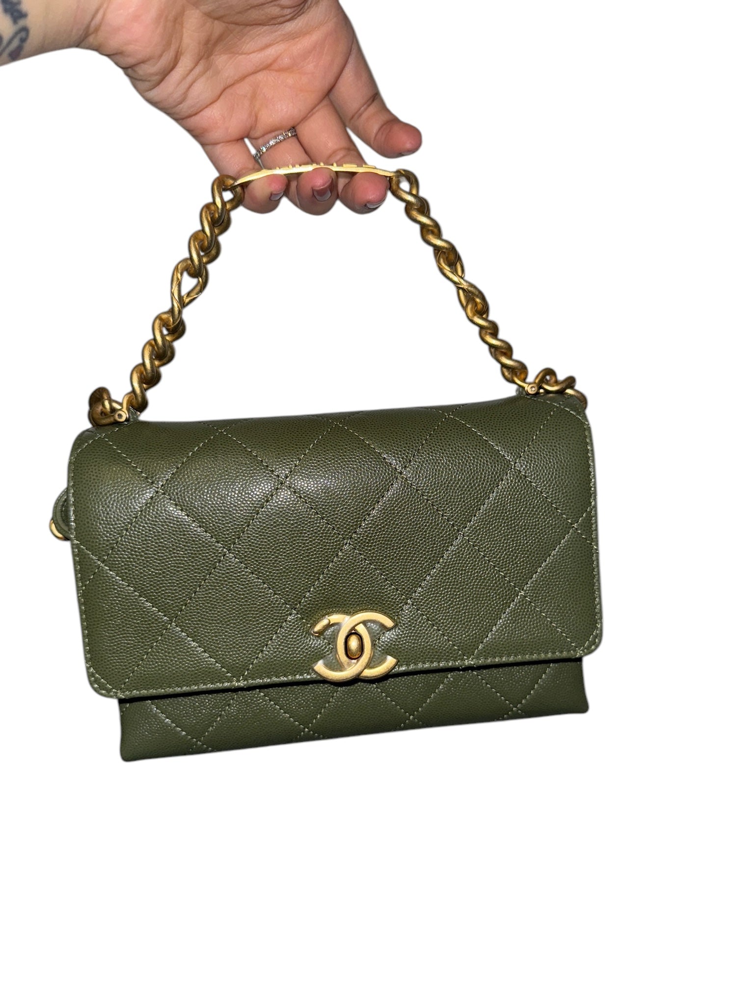 Bolso con solapa y cadena en forma de minipulsera con caviar acolchado verde CC USADO