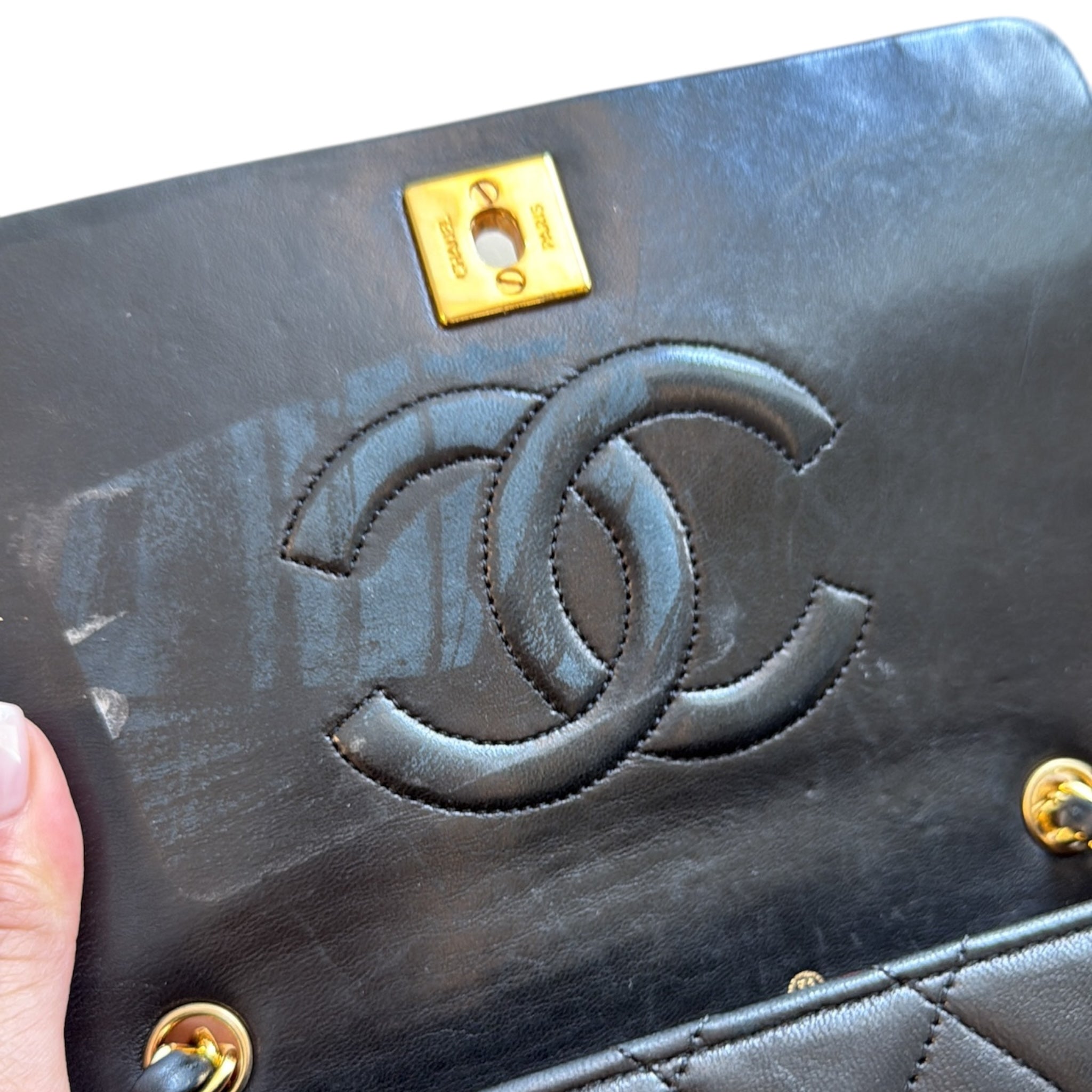 Bolso vintage de piel de cordero acolchada negra de 24 quilates con media solapa