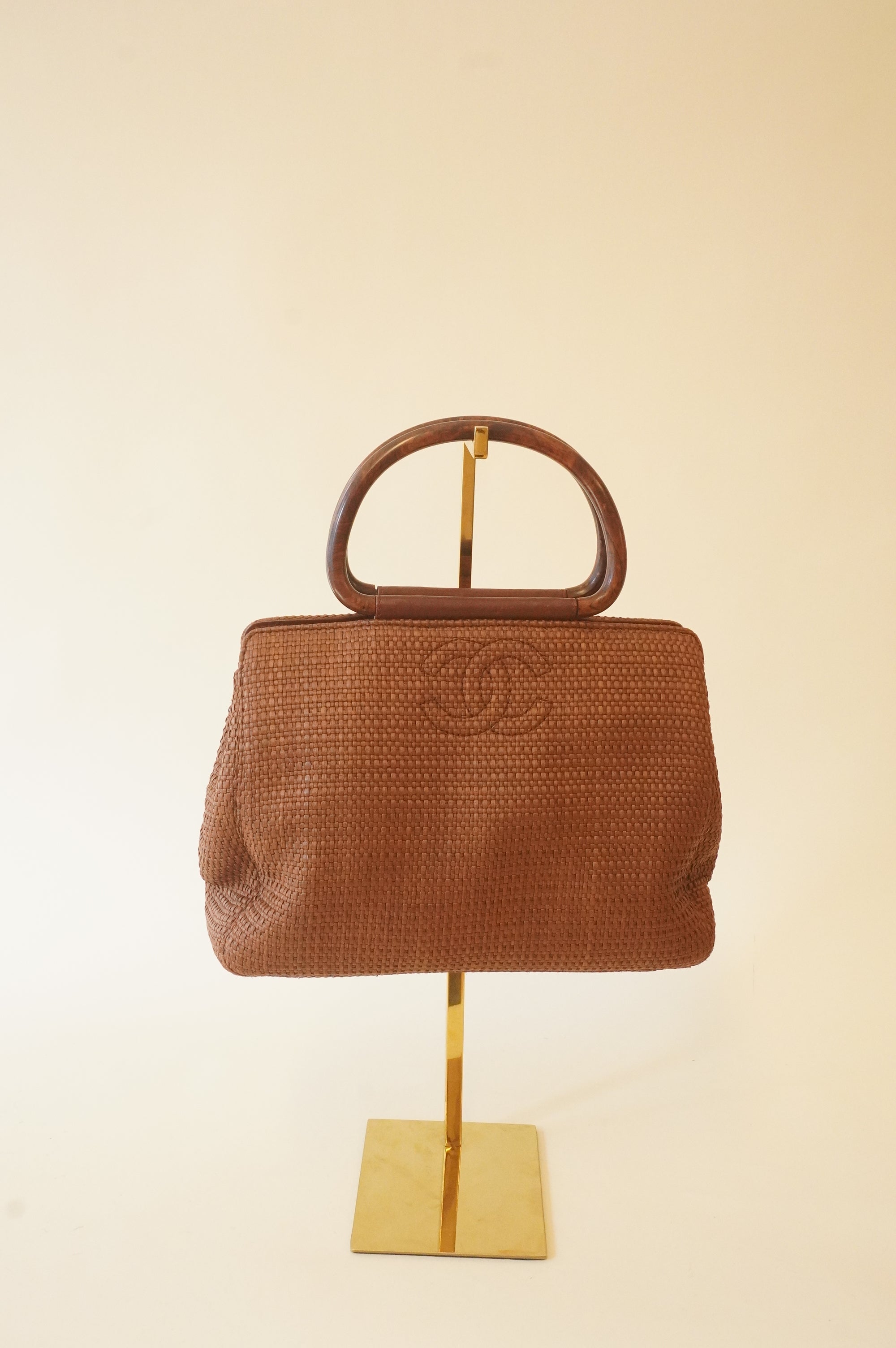 Bolso de mano CC de madera de paja marrón oscuro USADO