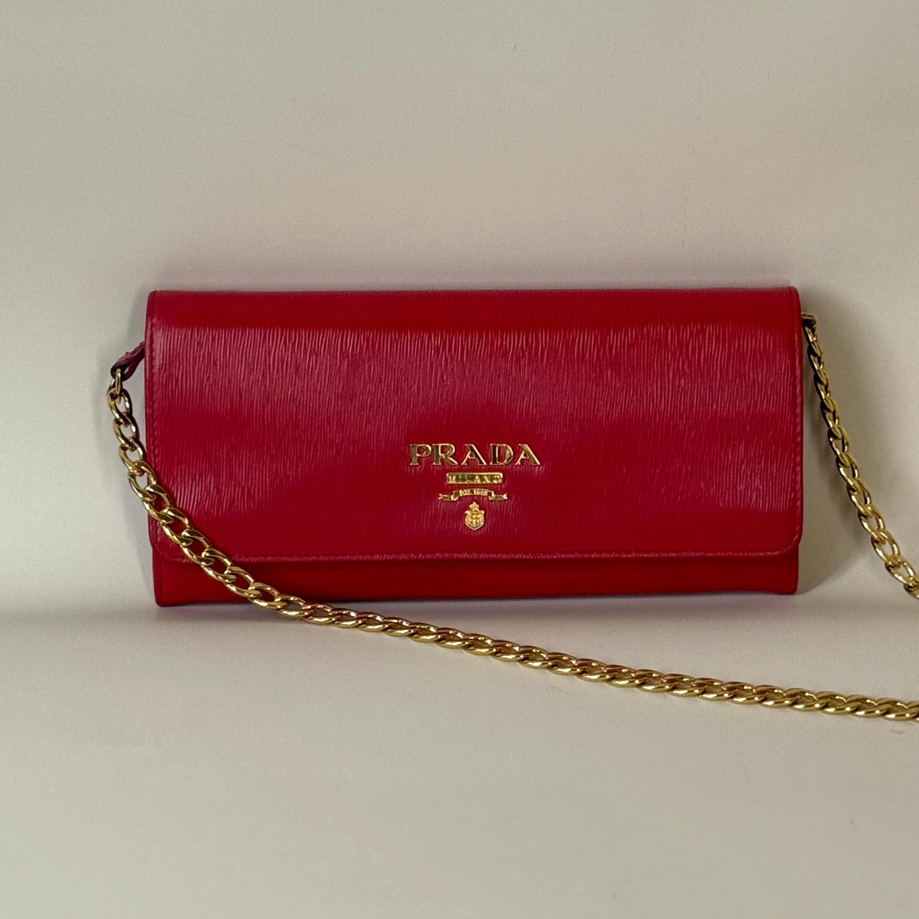 PRE-OWNED Red Vitello Move Metal Oro Chain Wallet Lacca Crossbody Bag