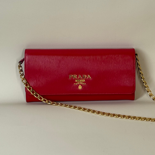 PRE-OWNED Red Vitello Move Metal Oro Chain Wallet Lacca Crossbody Bag