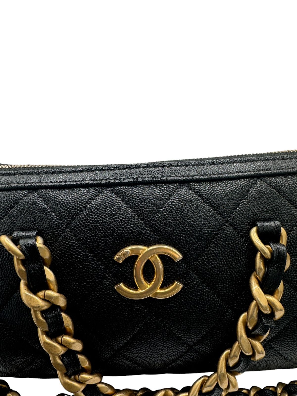 CHANEL - Bolso de hombro Matelasse Piel de caviar negra