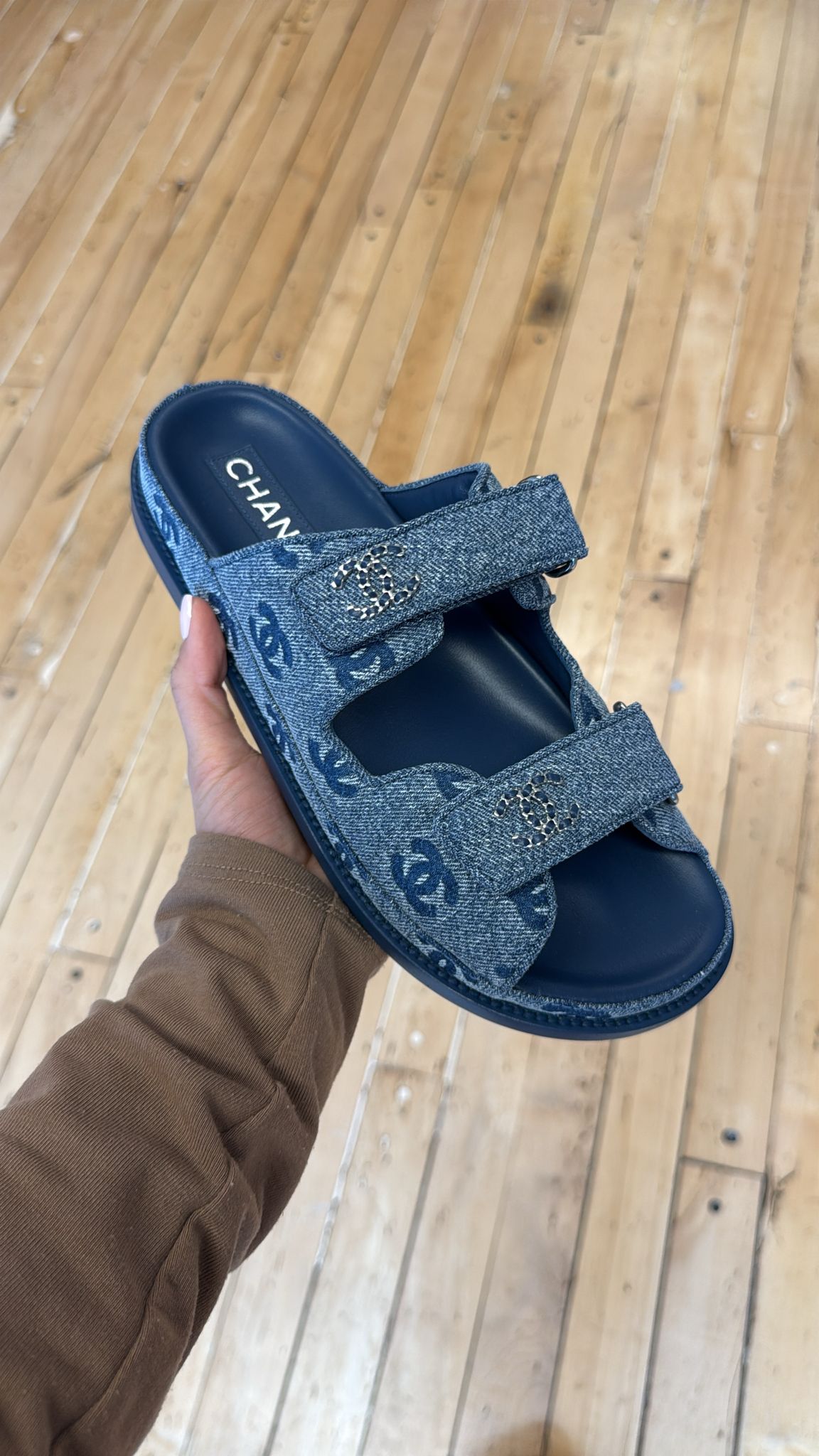 PRE-OWNED CC Sandals leather mules denim (Últ. PART)