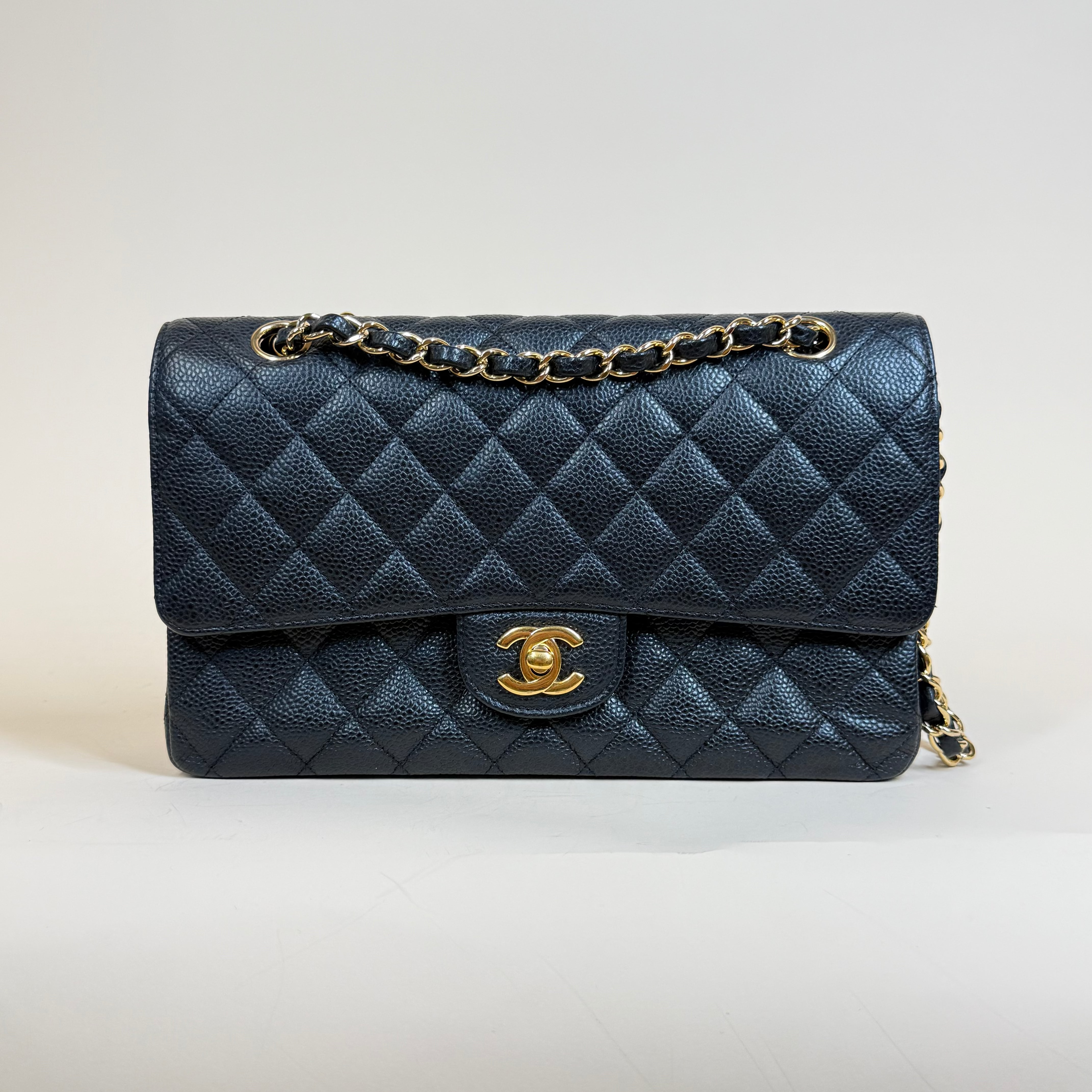 PRE-OWNED CC Classic Flap Black Medium Shoulder Bag