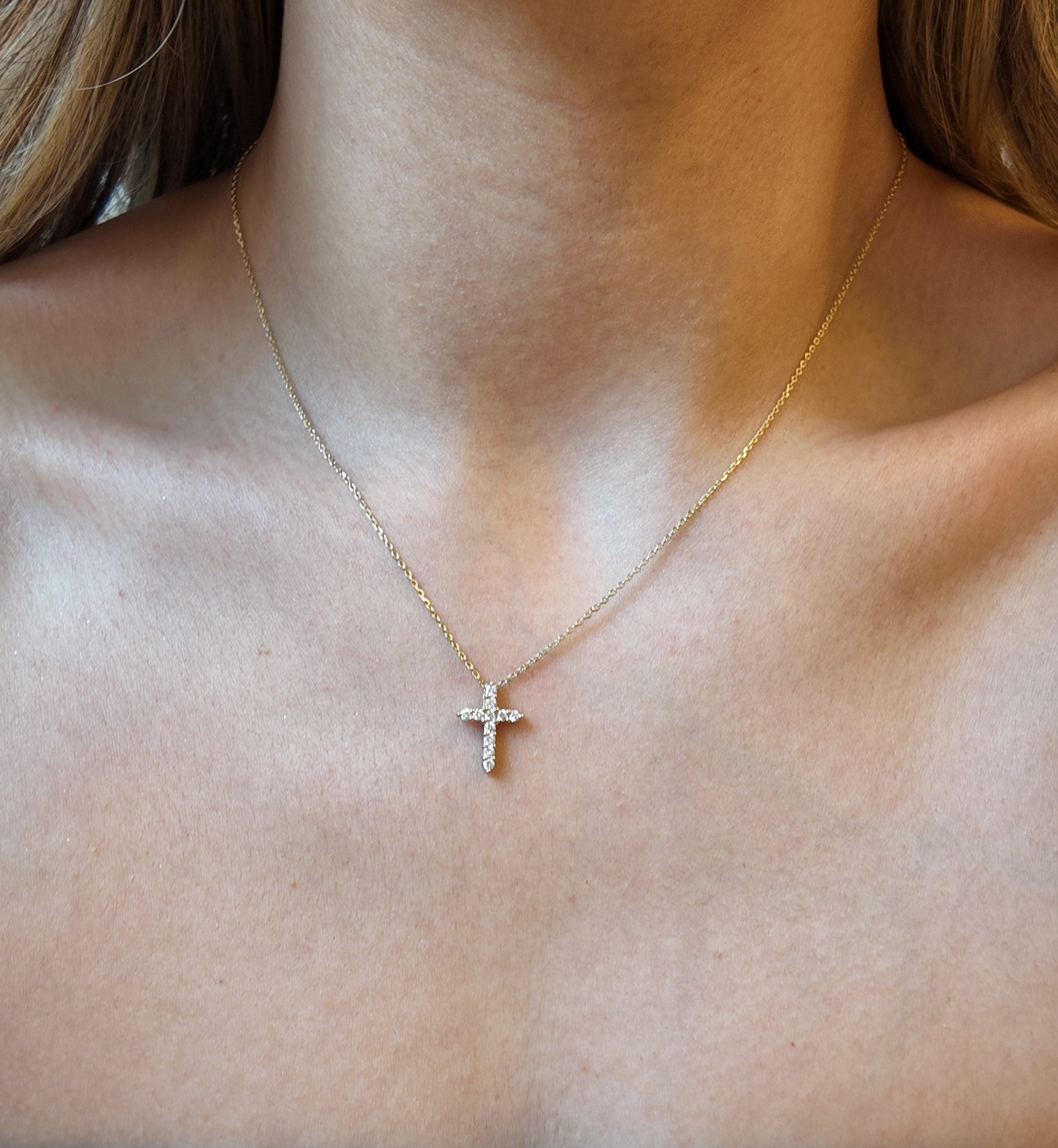 Collar de oro blanco con 11 diamantes naturales y colgante de cruz