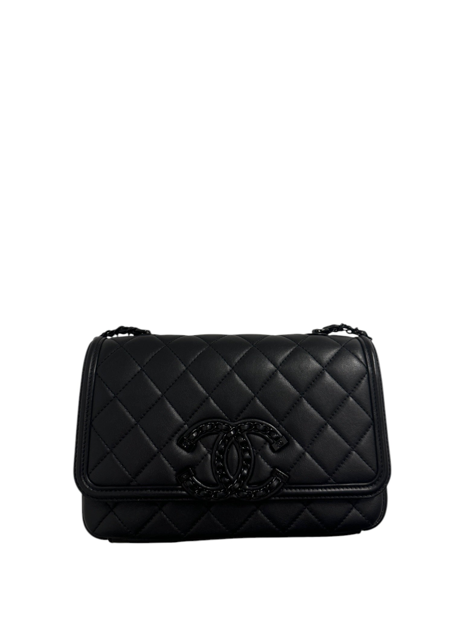 Bolso CC mediano con solapa y filigrana de piel de cordero acolchada negra de segunda mano