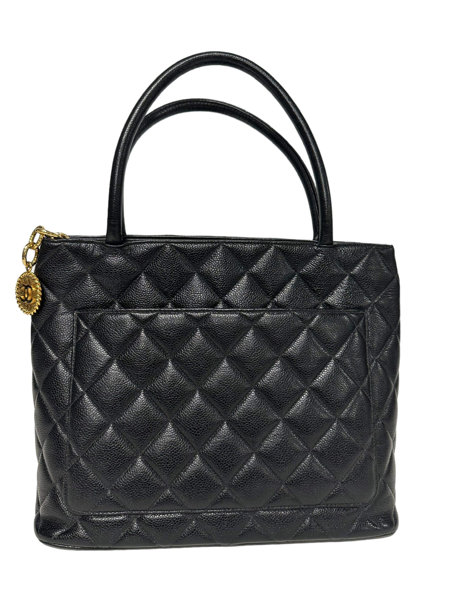 CHANEL - Bolso tote con medallón acolchado de caviar