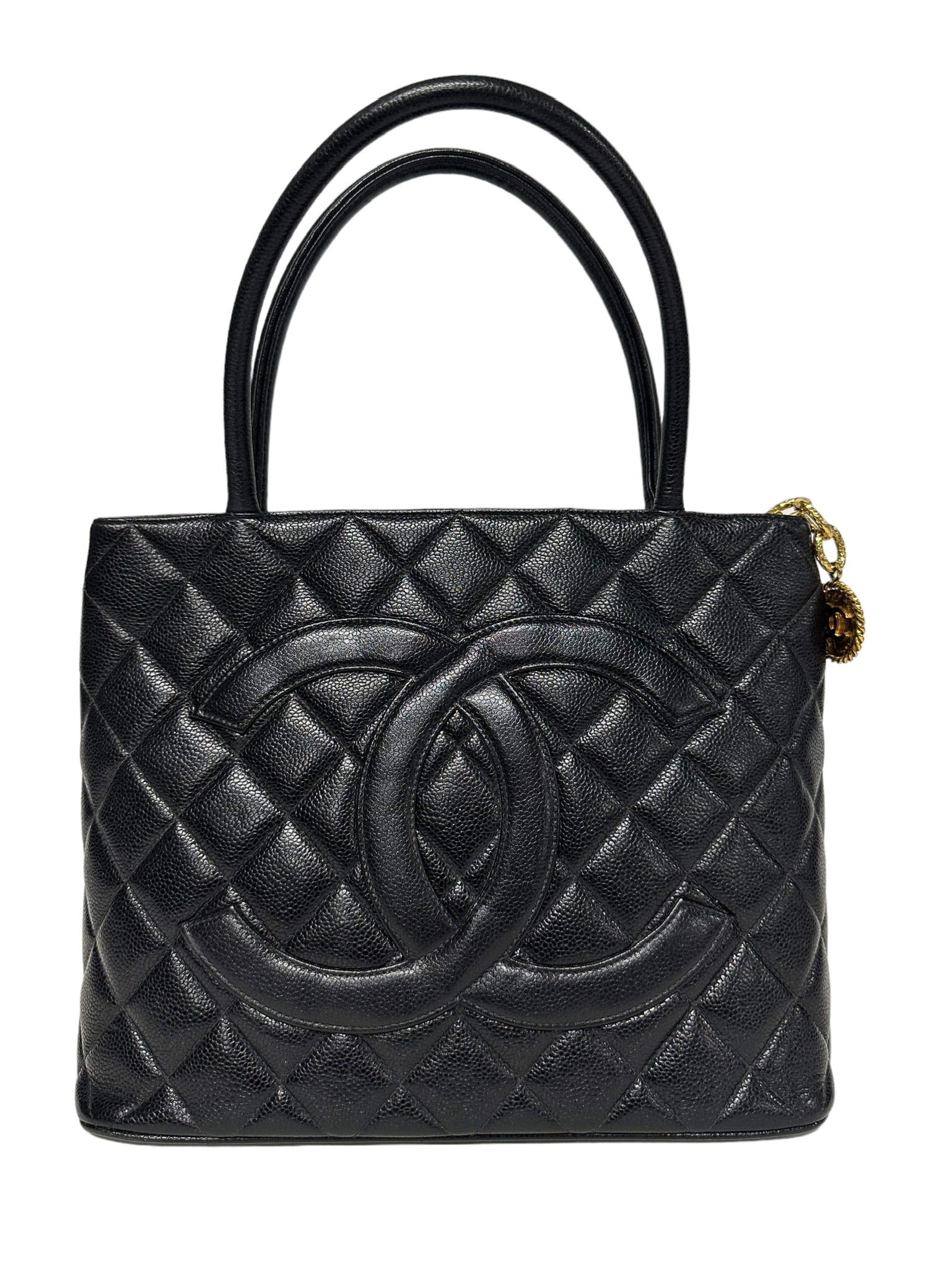 CHANEL - Bolso tote con medallón acolchado de caviar