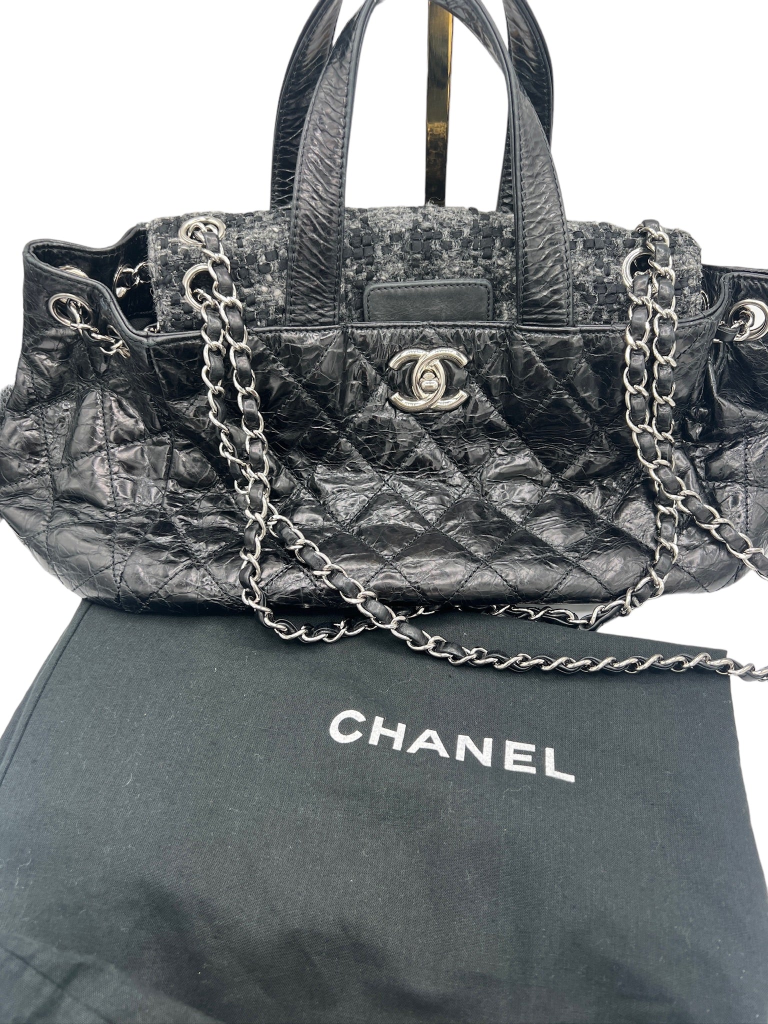 CHANEL - Bolso tote Portobello de piel de becerro esmaltada y acolchada