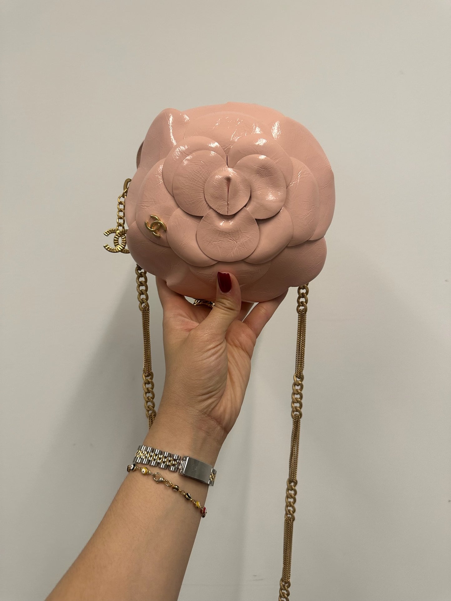 CHANEL - Bolso bandolera con flores de noche Camellia