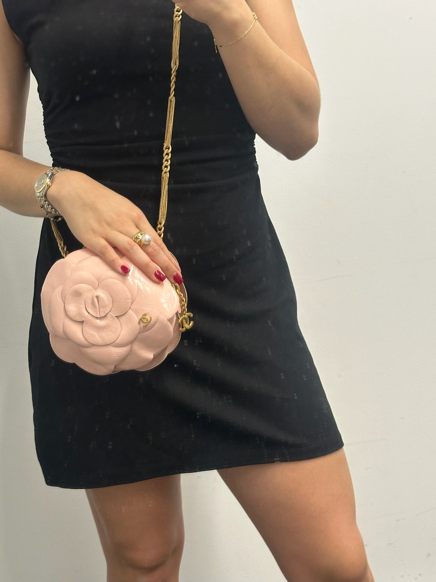 CHANEL - Bolso bandolera con flores de noche Camellia