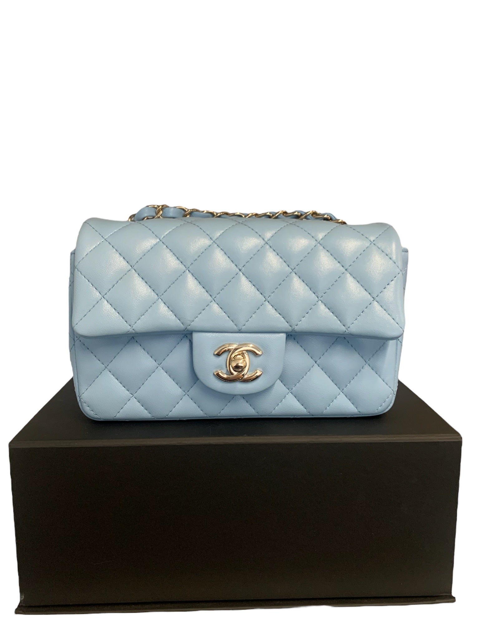 Bolso mini rectangular con solapa de piel de cordero acolchada azul claro de Chanel USADO