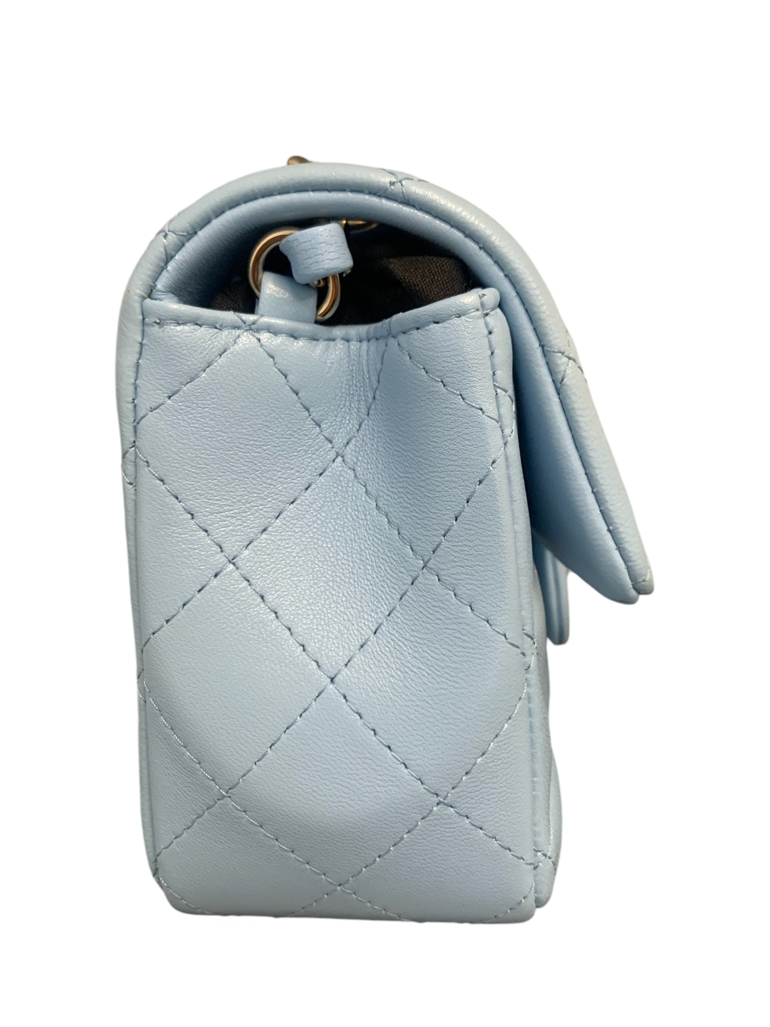 Bolso mini rectangular con solapa de piel de cordero acolchada azul claro de Chanel USADO