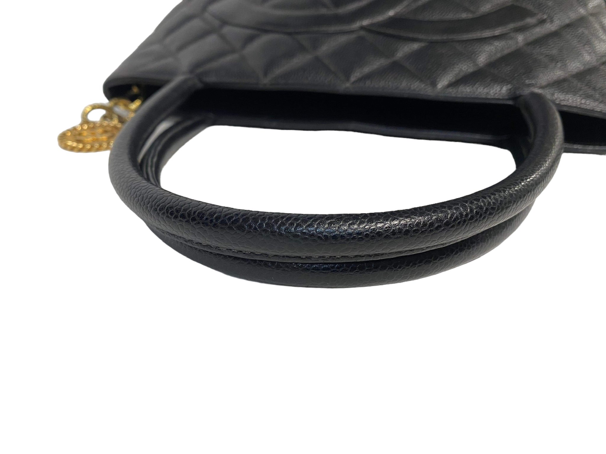 CHANEL - Bolso tote con medallón acolchado de caviar
