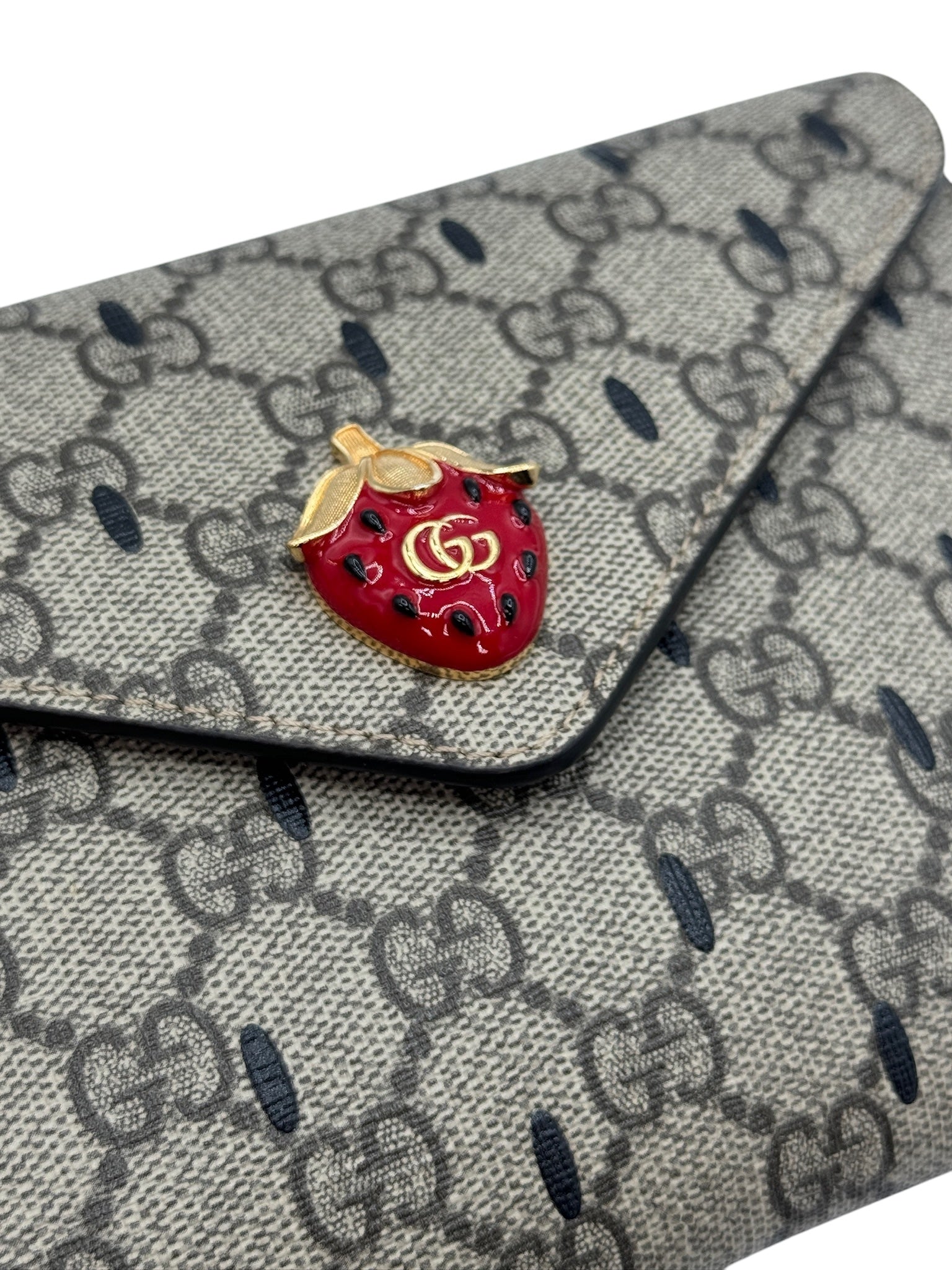 Cartera pequeña de lona revestida con estampado de fresas y cadena de segunda mano